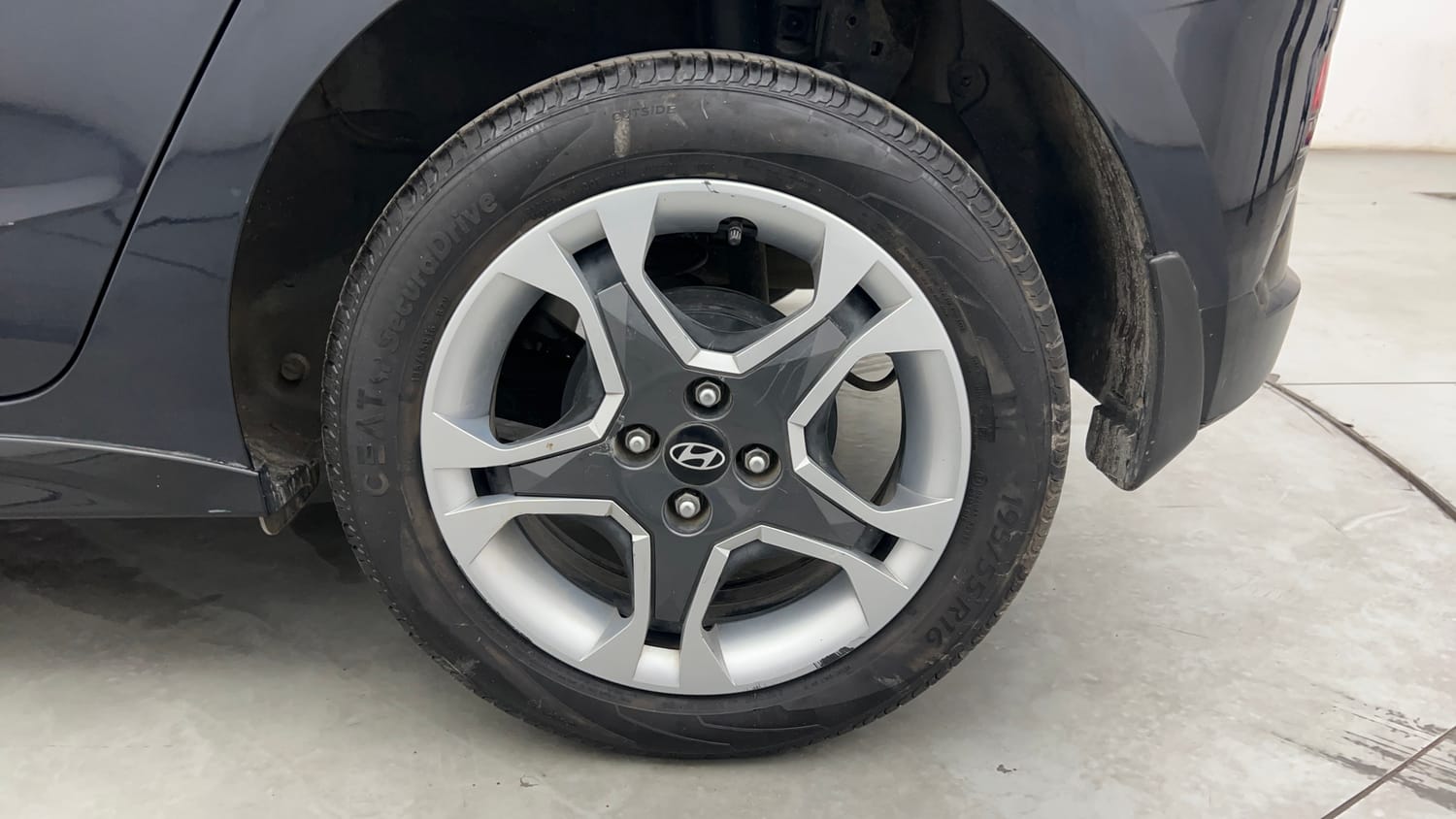 Used 2025 Hyundai i20 Sportz (O) 1.2 IVT Petrol Automatic tyres LEFT REAR TYRE RIM VIEW
