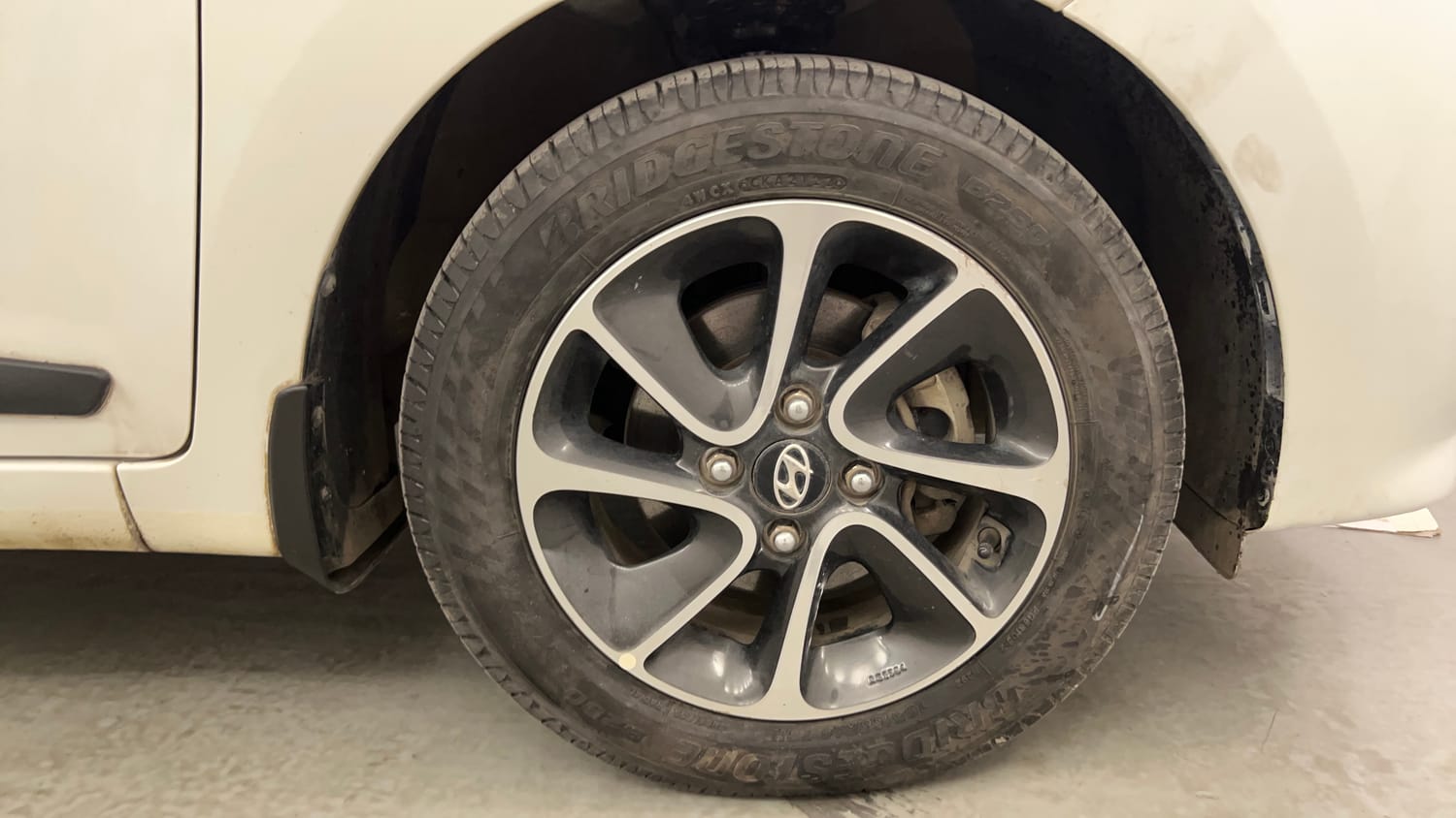 Used 2017 Hyundai Grand i10 Sportz (O) AT 1.2 Kappa VTVT Petrol Automatic tyres RIGHT FRONT TYRE RIM VIEW