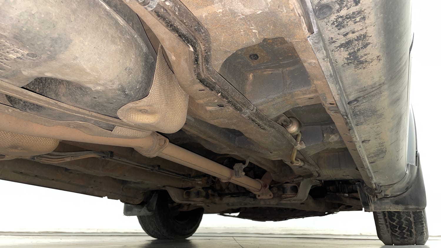Used 2015 Mahindra XUV500 W6 Diesel Manual extra REAR RIGHT UNDERBODY VIEW