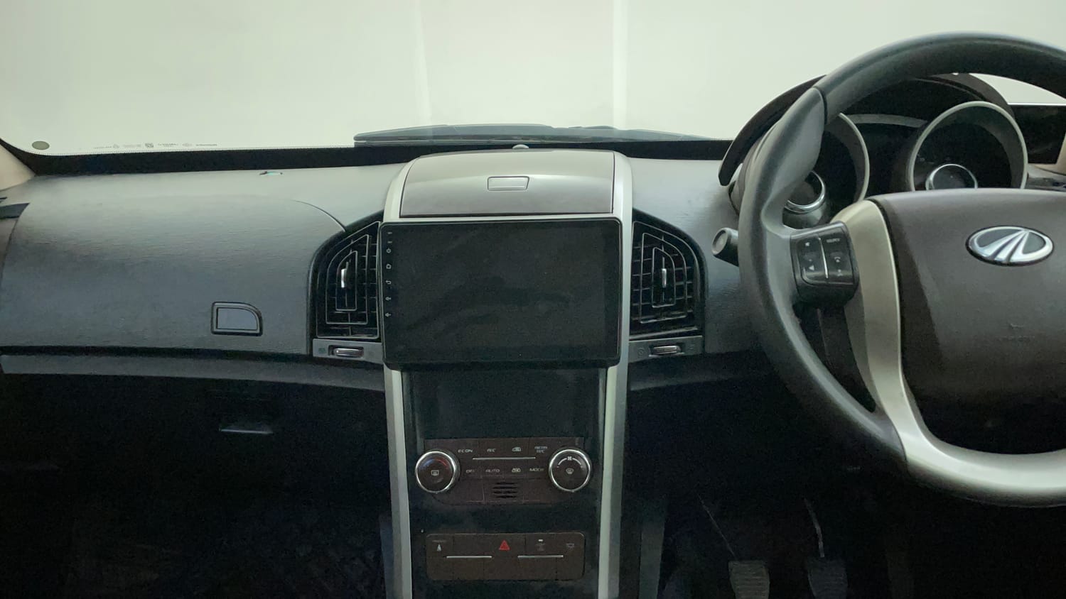 Used 2015 Mahindra XUV500 W6 Diesel Manual interior MUSIC SYSTEM & AC CONTROL VIEW