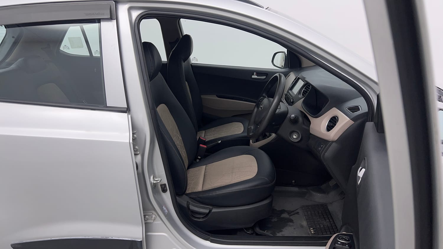 Used 2018 Hyundai Grand i10 Sportz 1.2 Kappa VTVT Petrol Manual interior RIGHT SIDE FRONT DOOR CABIN VIEW