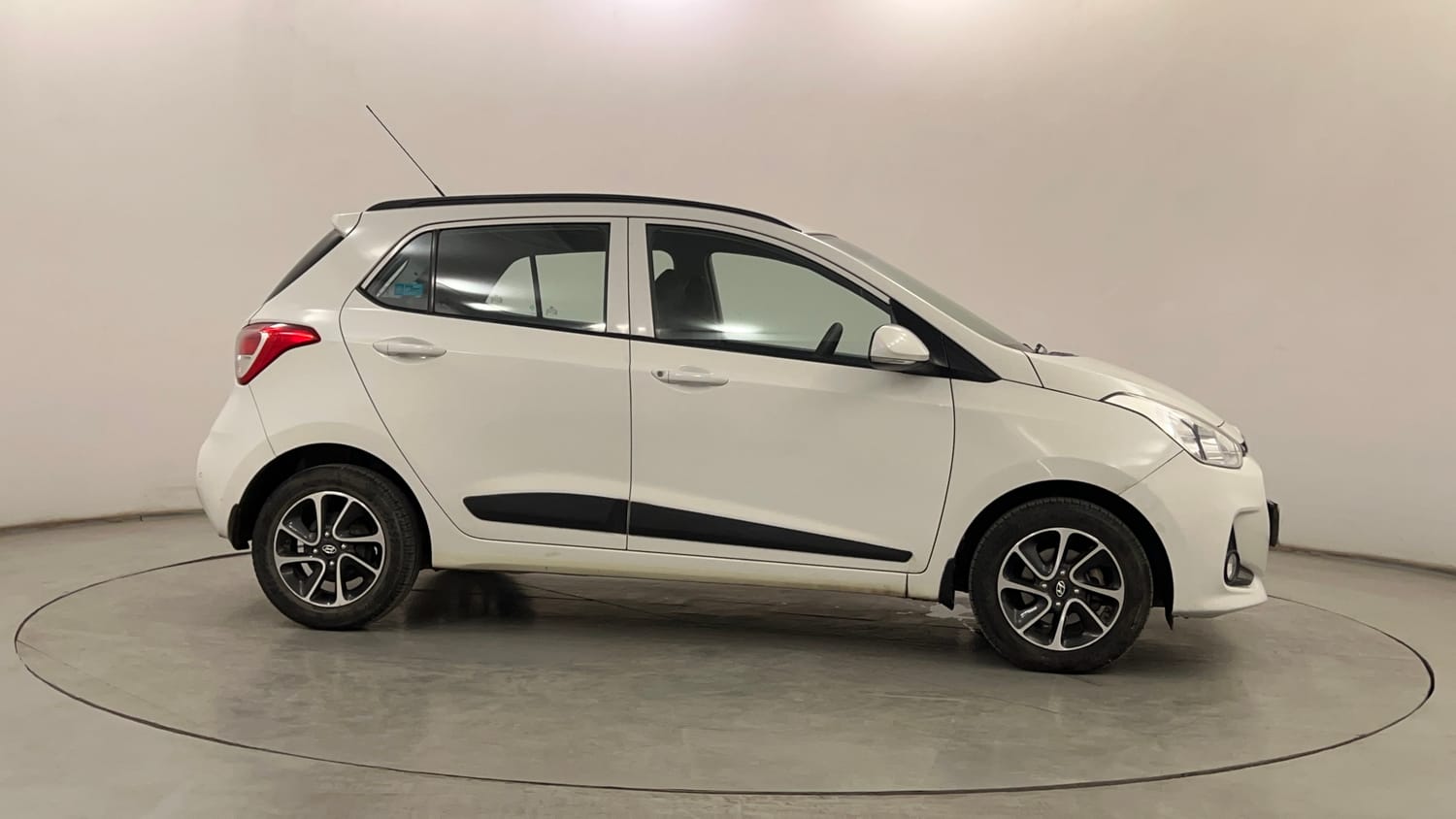 Used 2017 Hyundai Grand i10 Sportz (O) AT 1.2 Kappa VTVT Petrol Automatic exterior RIGHT SIDE VIEW