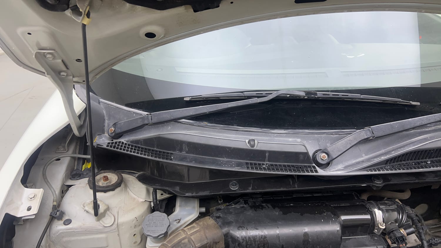 Used 2018 Maruti Suzuki Swift ZXi Plus Petrol Manual engine ENGINE RIGHT SIDE HINGE & APRON VIEW