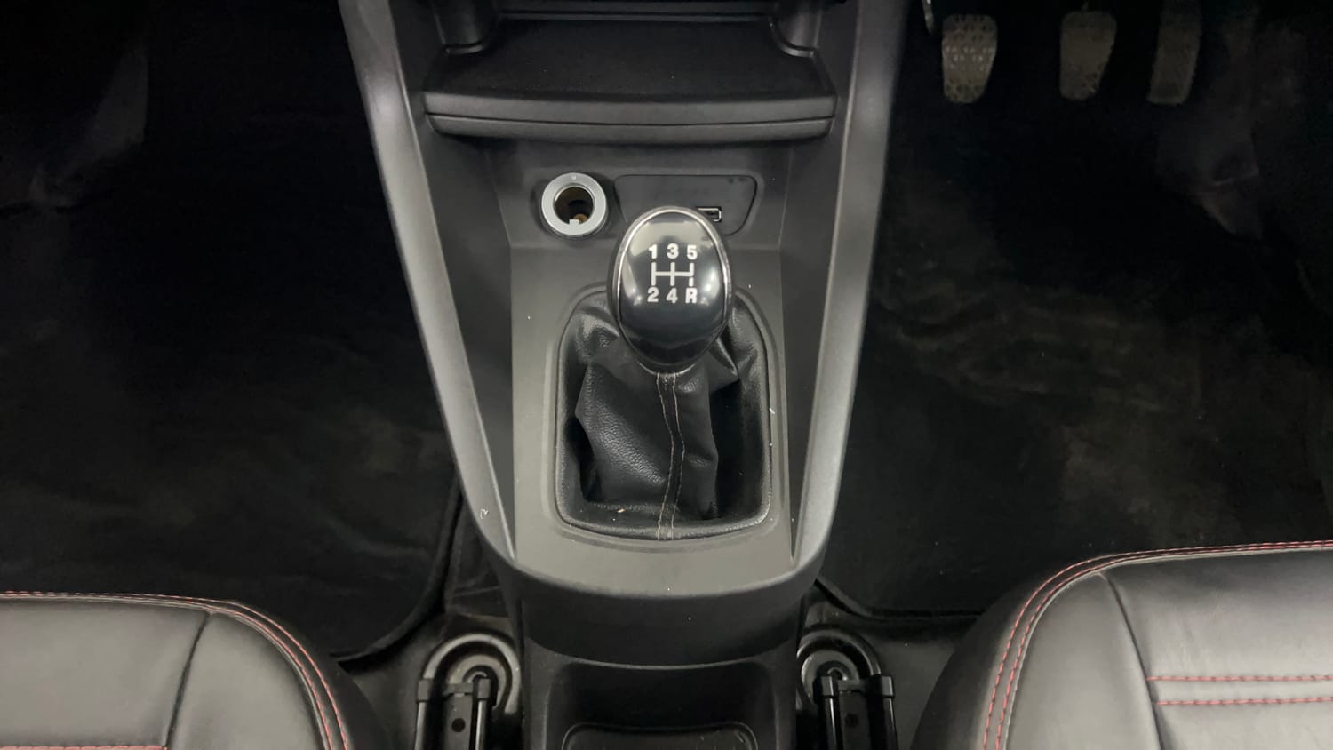 Used 2019 Ford Figo Titanium 1.2 Ti-VCT MT Petrol Manual interior GEAR  KNOB VIEW