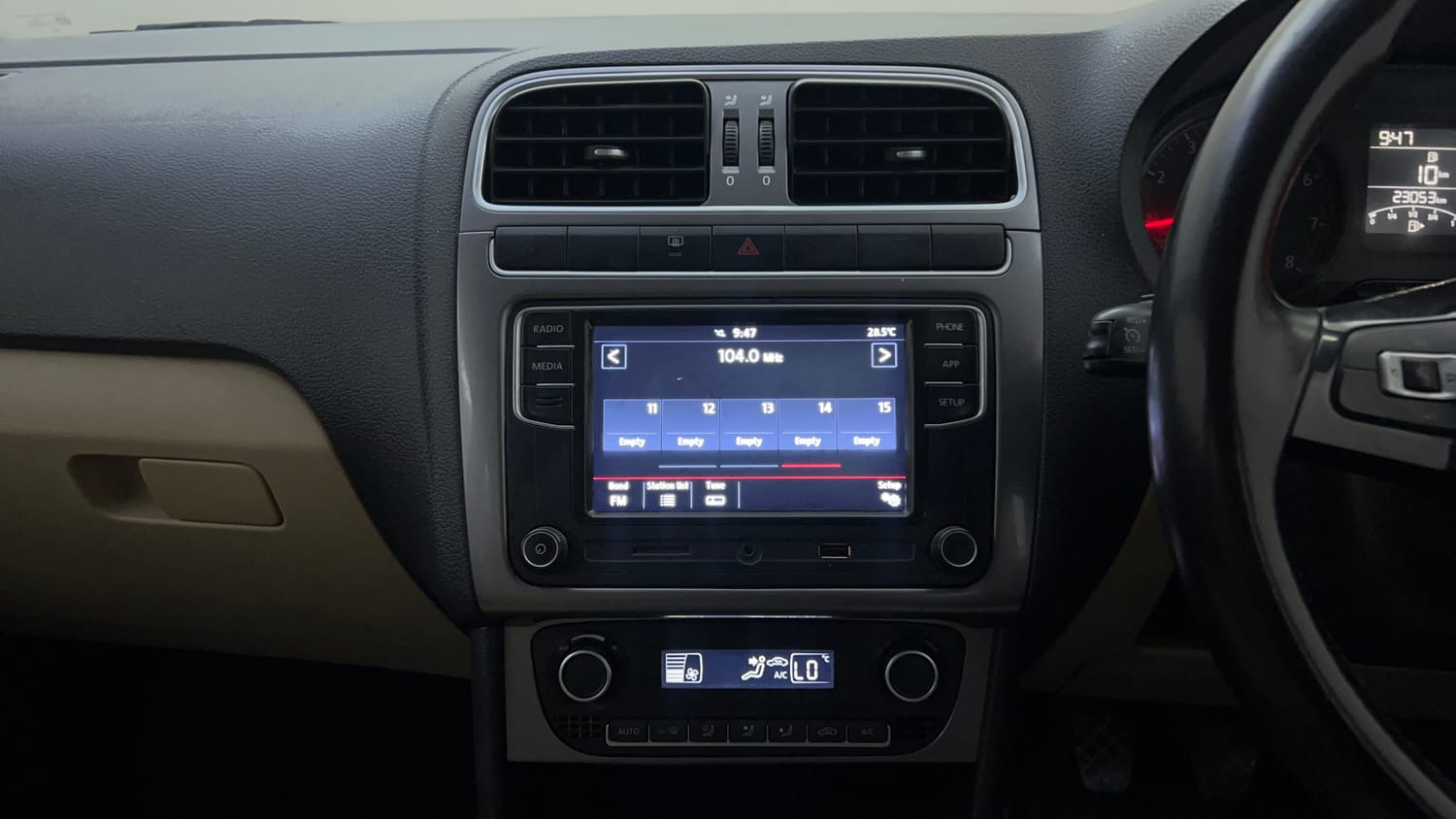 Used 2019 Volkswagen Ameo Highline Plus 1.0L (P) 16 Alloy Petrol Manual top_features Integrated (in-dash) music system