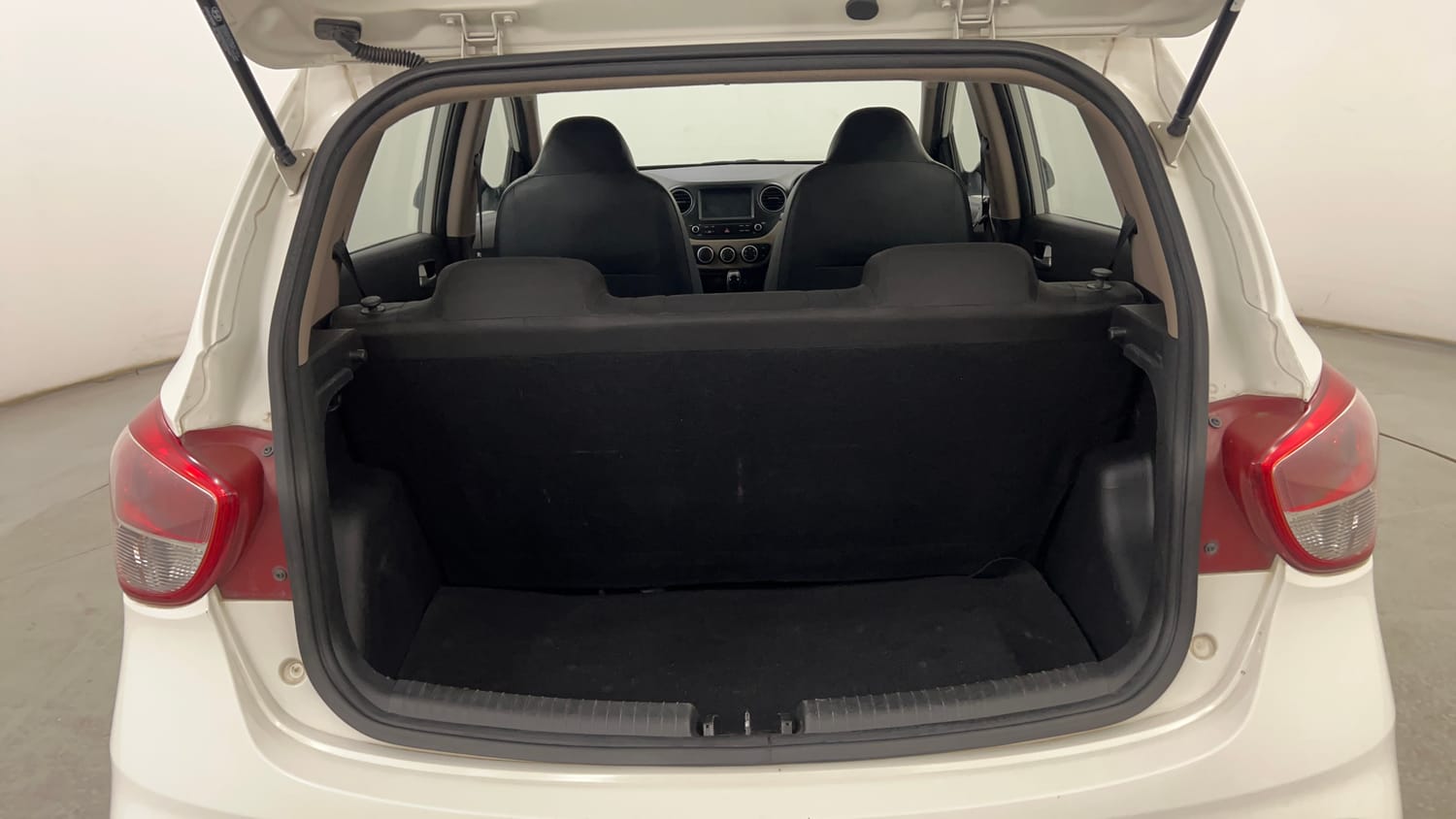 Used 2017 Hyundai Grand i10 Sportz (O) AT 1.2 Kappa VTVT Petrol Automatic interior DICKY INSIDE VIEW