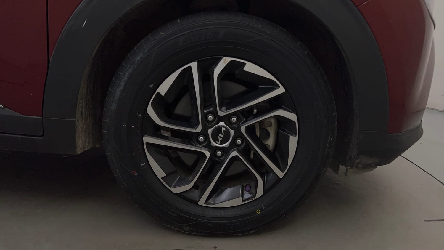 Used 2022 Kia Carens Luxury Plus 1.5 Diesel 6 STR Diesel Automatic tyres RIGHT FRONT TYRE RIM VIEW