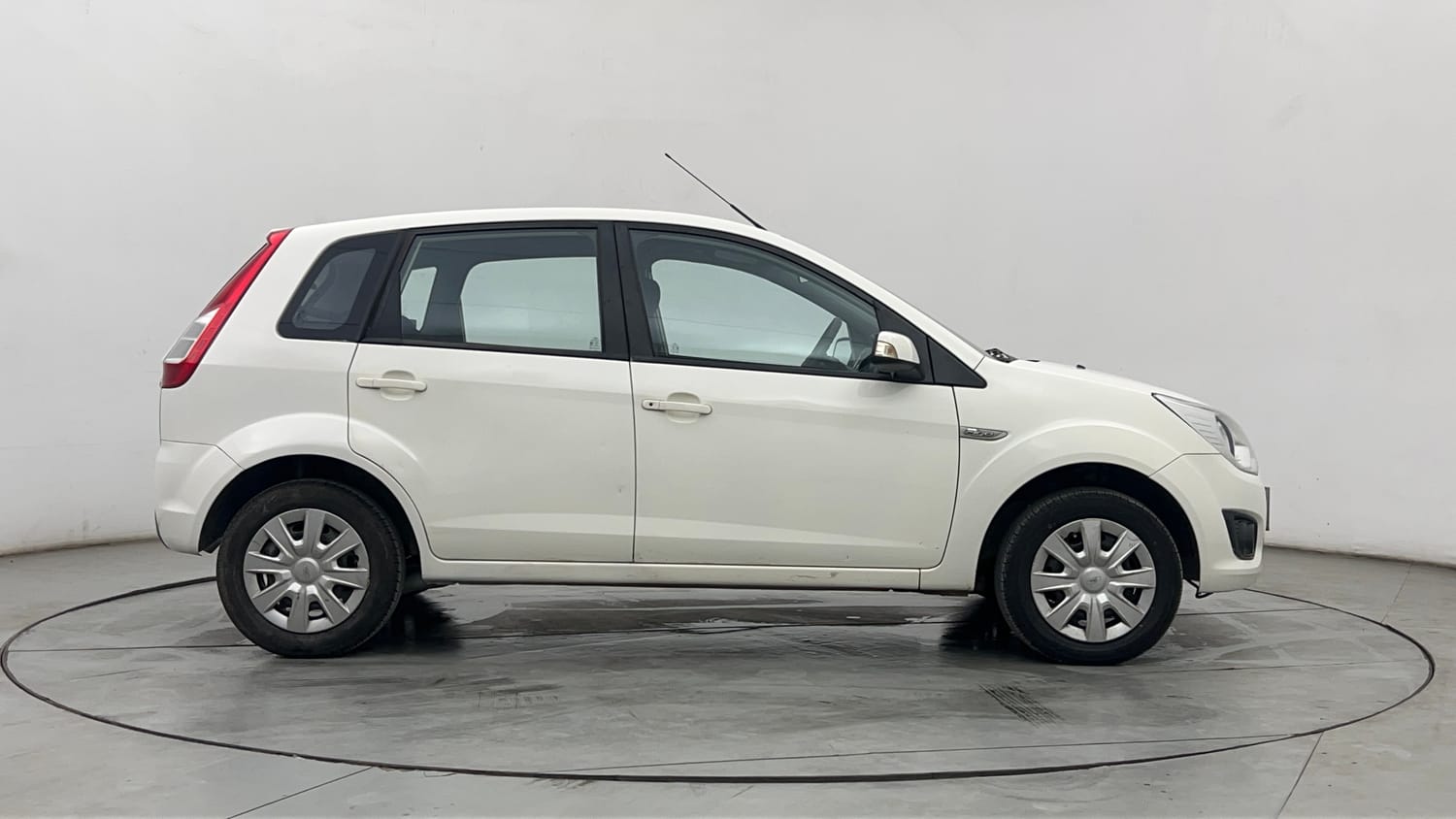 Used 2015 Ford Figo Duratec Petrol ZXI 1.2 Petrol Manual exterior RIGHT SIDE VIEW