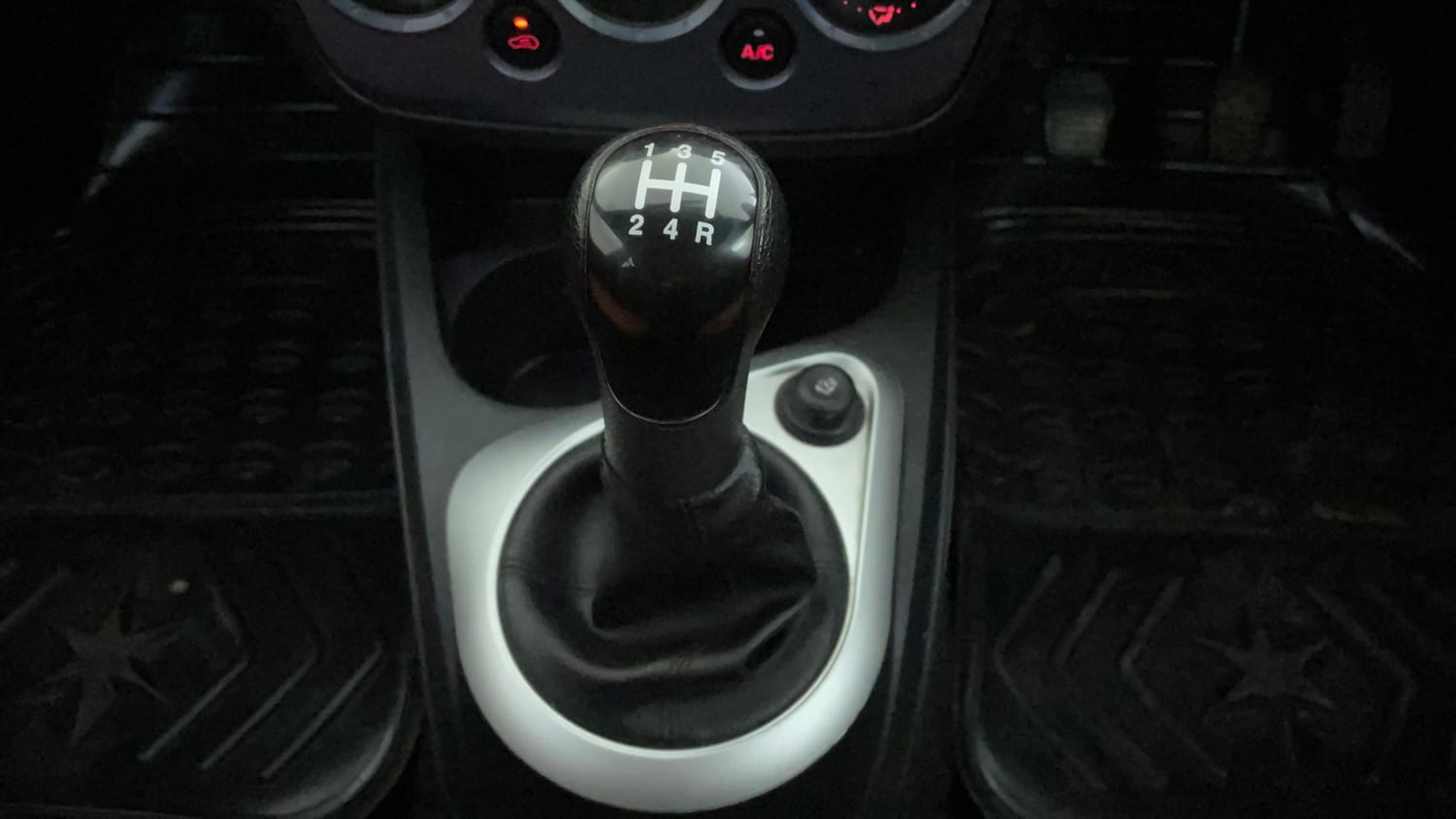 Used 2013 Ford Figo Duratec Petrol EXI 1.2 Petrol Manual interior GEAR  KNOB VIEW