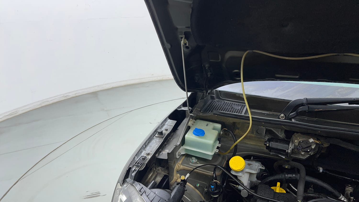 Used 2019 Renault Kwid RXT (O) 1.0 SCE Edition Petrol Manual engine ENGINE RIGHT SIDE HINGE & APRON VIEW