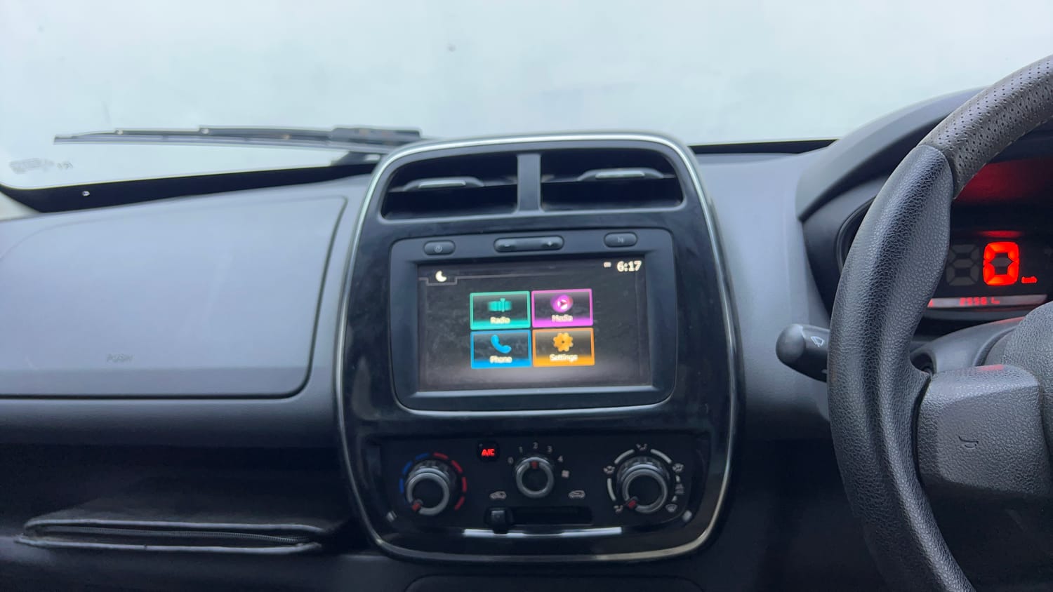 Used 2019 Renault Kwid 1.0 RXT AMT Opt Petrol Automatic interior MUSIC SYSTEM & AC CONTROL VIEW