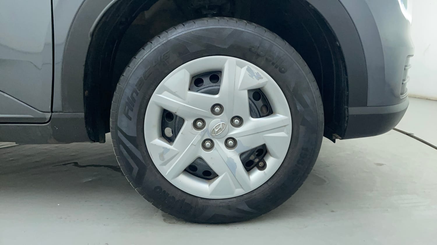 Used 2022 Hyundai Venue SX 1.2 Petrol Petrol Manual tyres RIGHT FRONT TYRE RIM VIEW