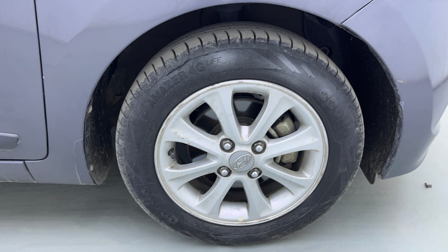 Used 2016 Hyundai Grand i10 Asta AT 1.2 Kappa VTVT Petrol Automatic tyres RIGHT FRONT TYRE RIM VIEW