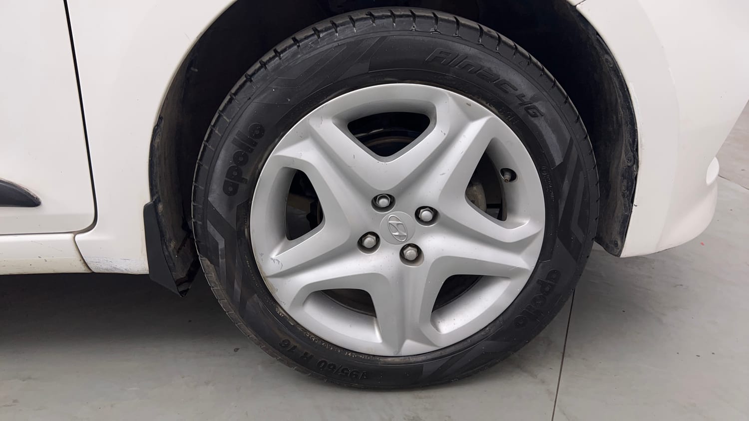 Used 2017 Hyundai Elite i20 Asta 1.2 Petrol Manual tyres RIGHT FRONT TYRE RIM VIEW