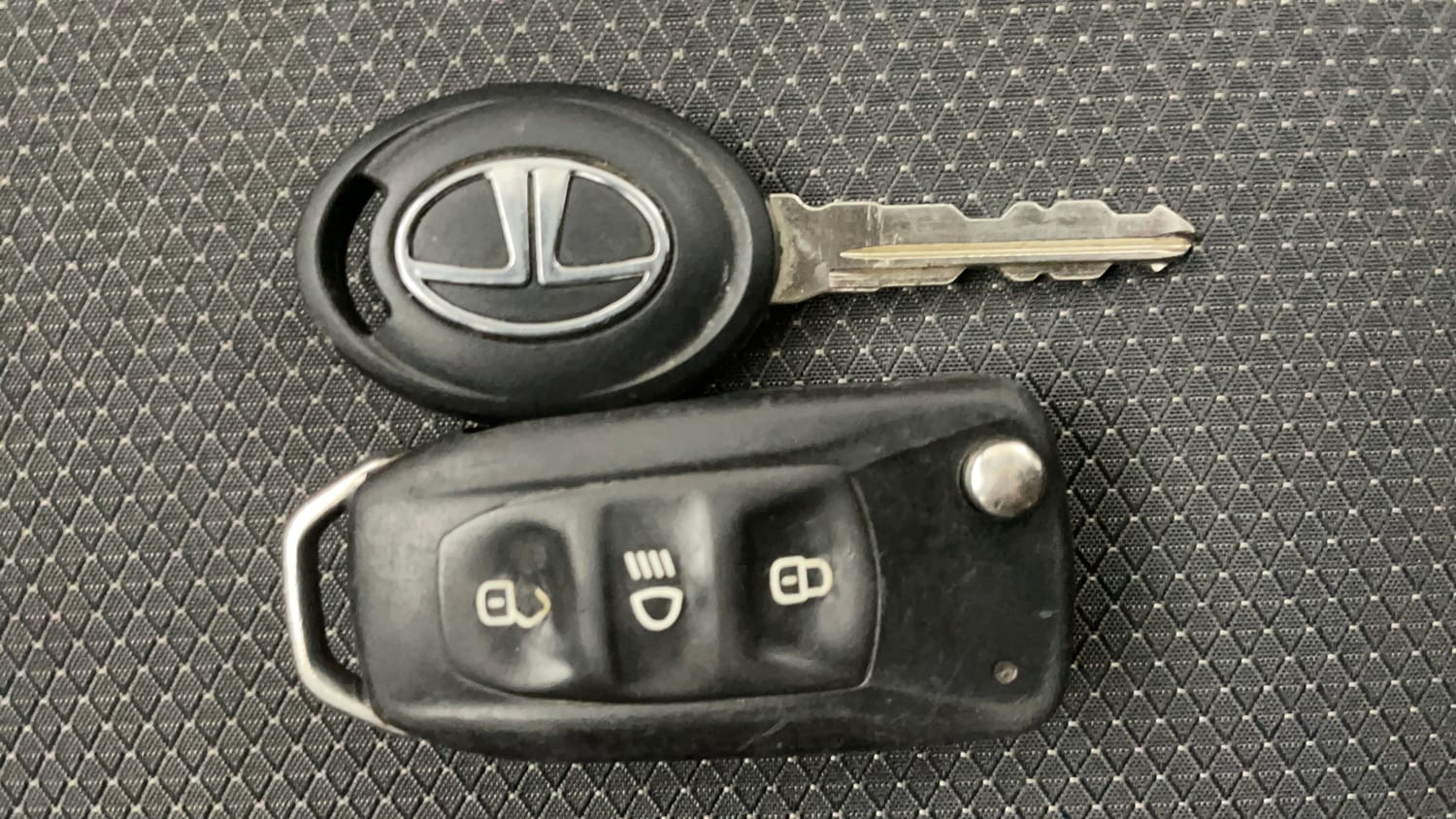 Used 2017 Tata Tiago Revotron XT Petrol Manual extra CAR KEY VIEW