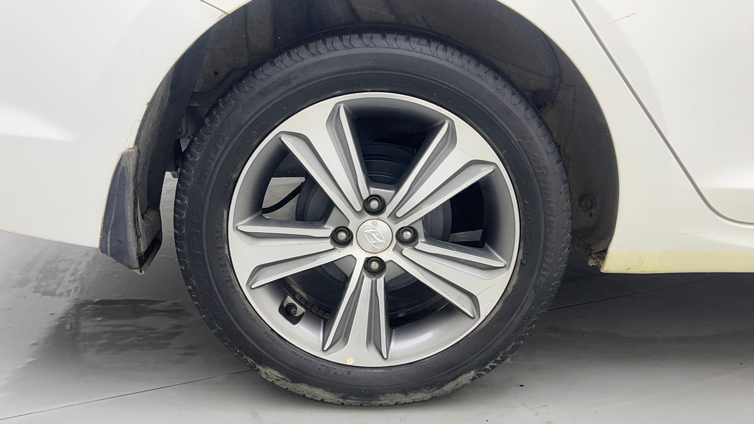 Used 2019 Hyundai Verna SX 1.6 VTVT Petrol Manual tyres RIGHT REAR TYRE RIM VIEW