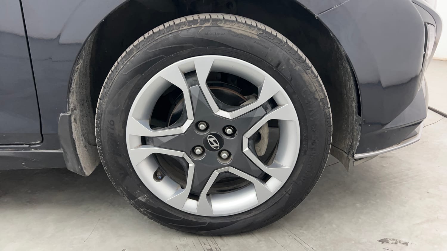 Used 2025 Hyundai i20 Sportz (O) 1.2 IVT Petrol Automatic tyres RIGHT FRONT TYRE RIM VIEW