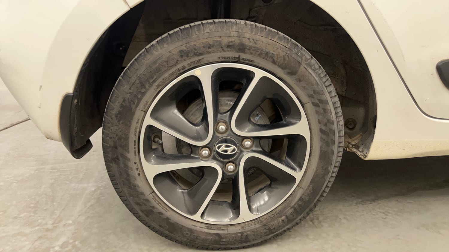 Used 2017 Hyundai Grand i10 Sportz (O) AT 1.2 Kappa VTVT Petrol Automatic tyres RIGHT REAR TYRE RIM VIEW