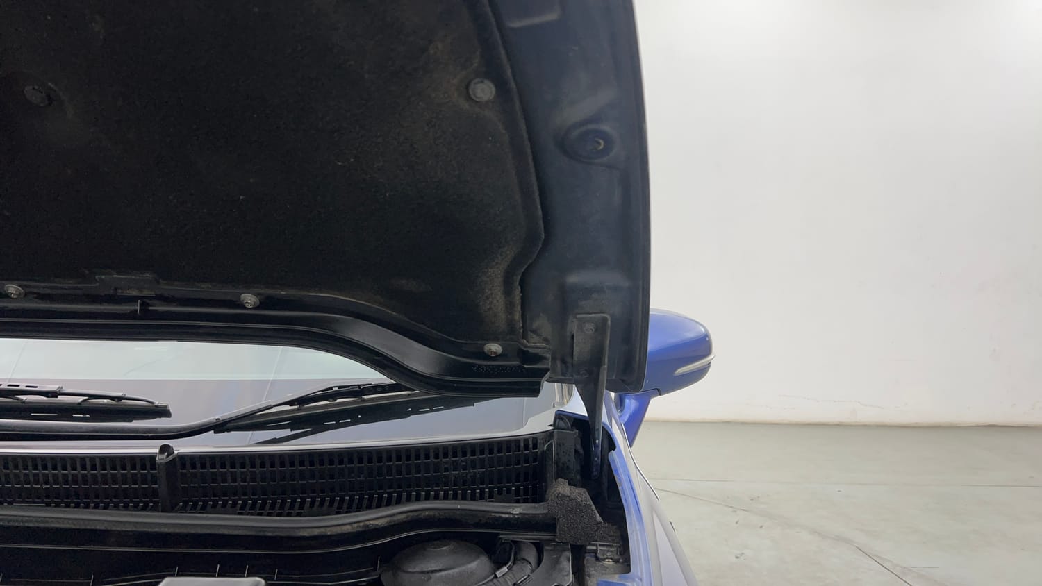 Used 2016 Maruti Suzuki S-Cross Zeta 1.3 Diesel Manual engine ENGINE LEFT SIDE HINGE & APRON VIEW