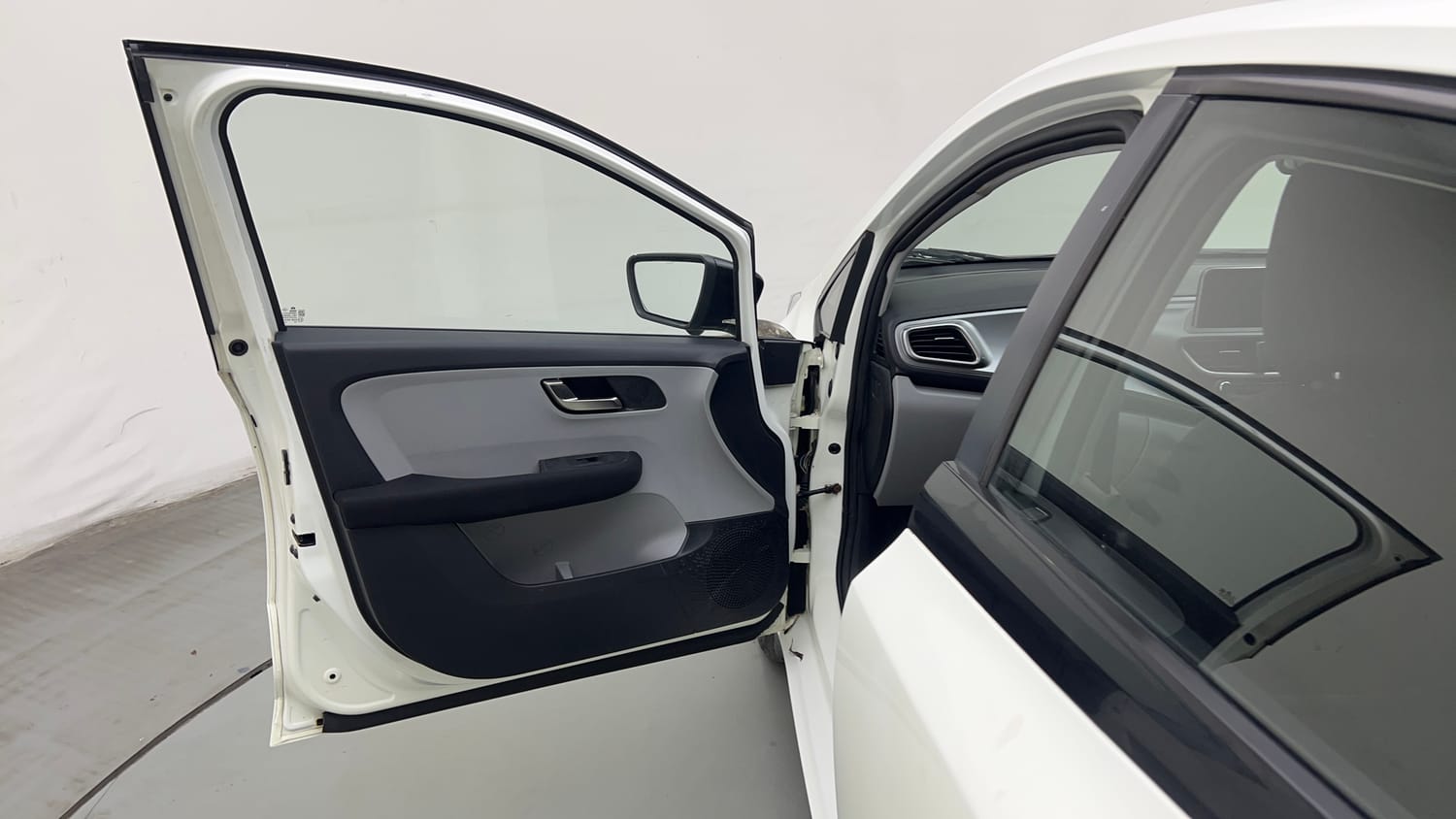 Used 2020 Tata Altroz XZ Petrol Petrol Manual interior LEFT FRONT DOOR OPEN VIEW