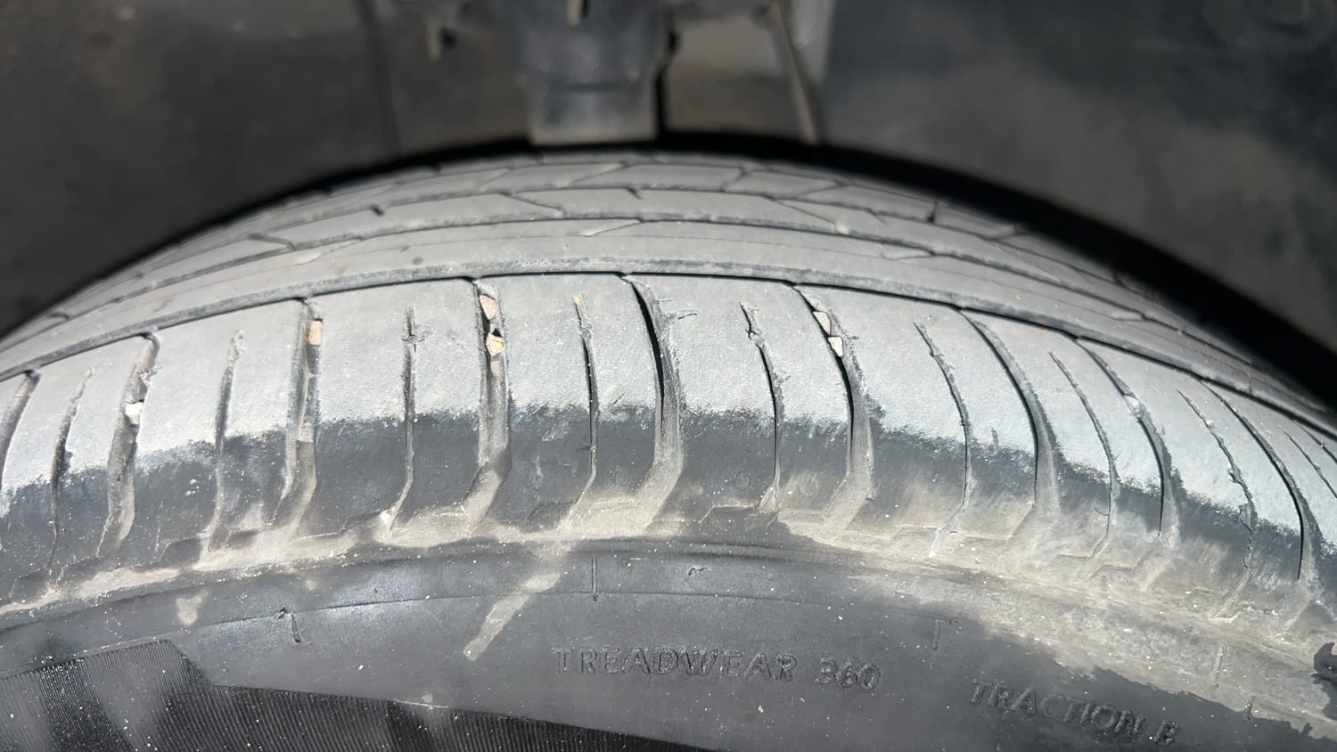 Used 2025 Hyundai i20 Sportz (O) 1.2 IVT Petrol Automatic tyres RIGHT FRONT TYRE TREAD VIEW