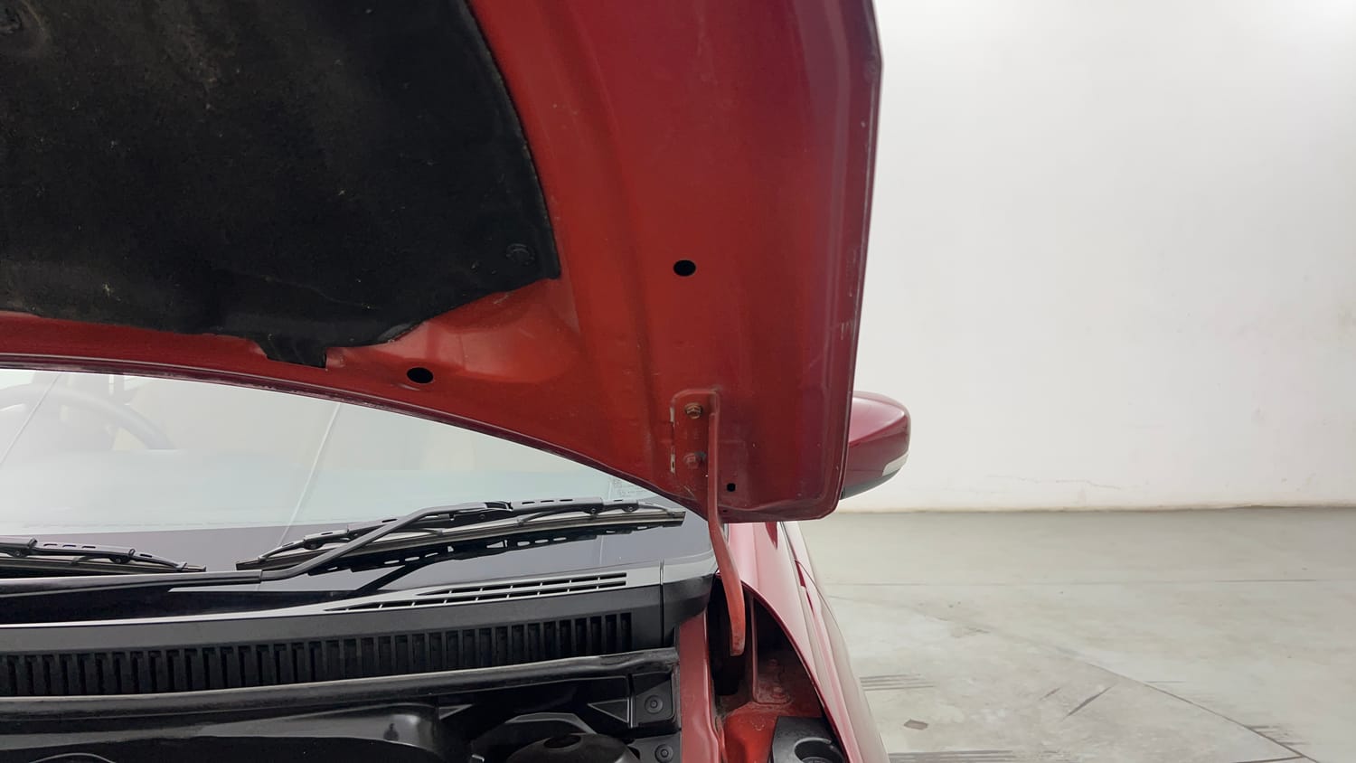 Used 2023 Maruti Suzuki Ciaz Zeta 1.5 Petrol Manual engine ENGINE LEFT SIDE HINGE & APRON VIEW