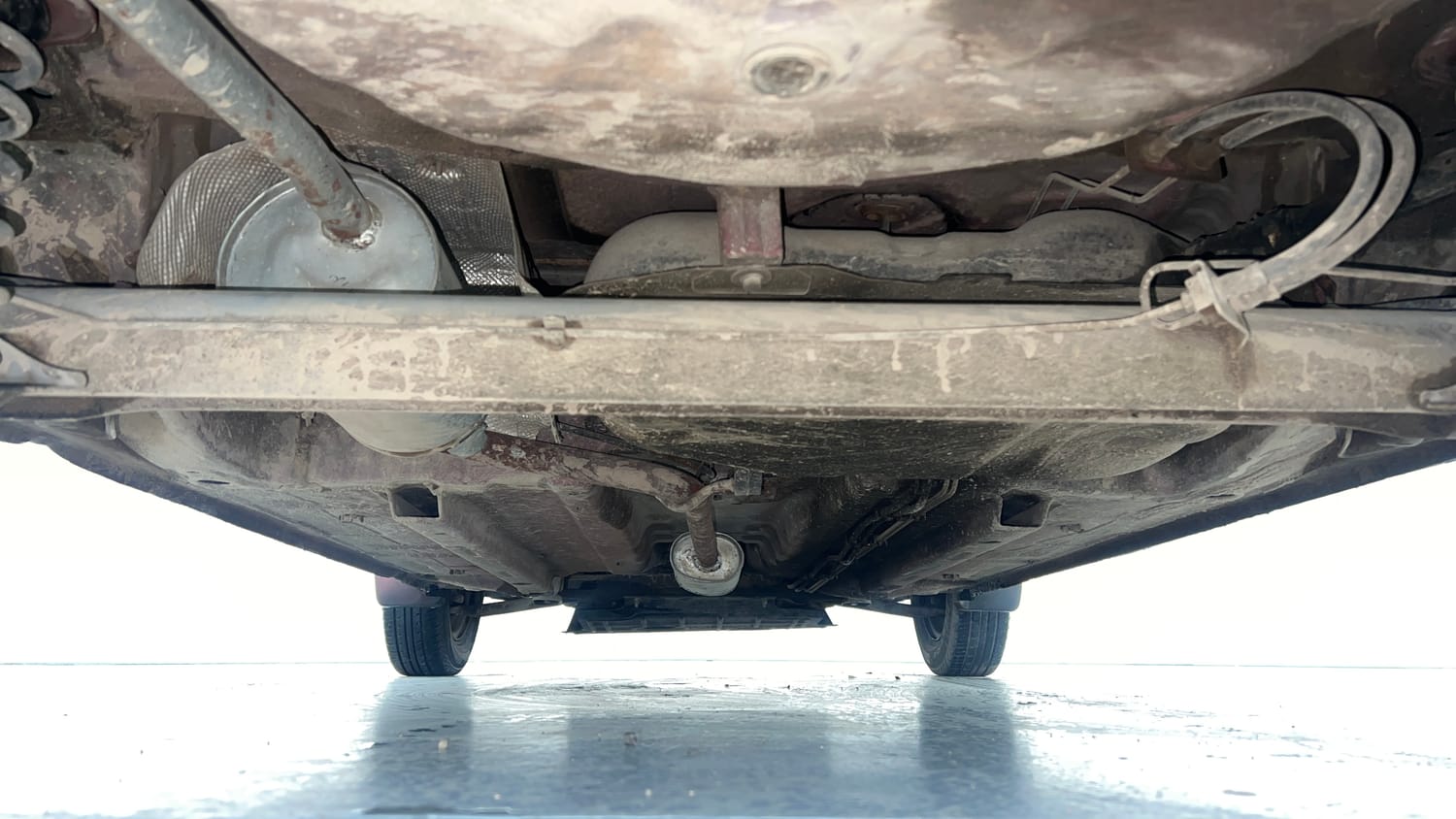Used 2018 Renault Kwid RXT (O) 1.0 SCE Edition Petrol Manual extra REAR UNDERBODY VIEW (TAKEN FROM REAR)