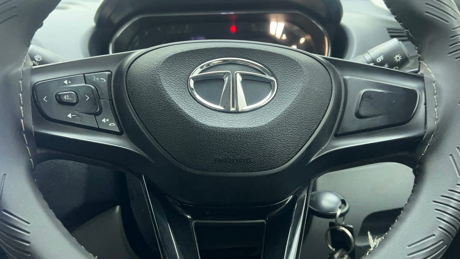 Used 2024 Tata Tiago XT Petrol Manual top_features Steering mounted controls