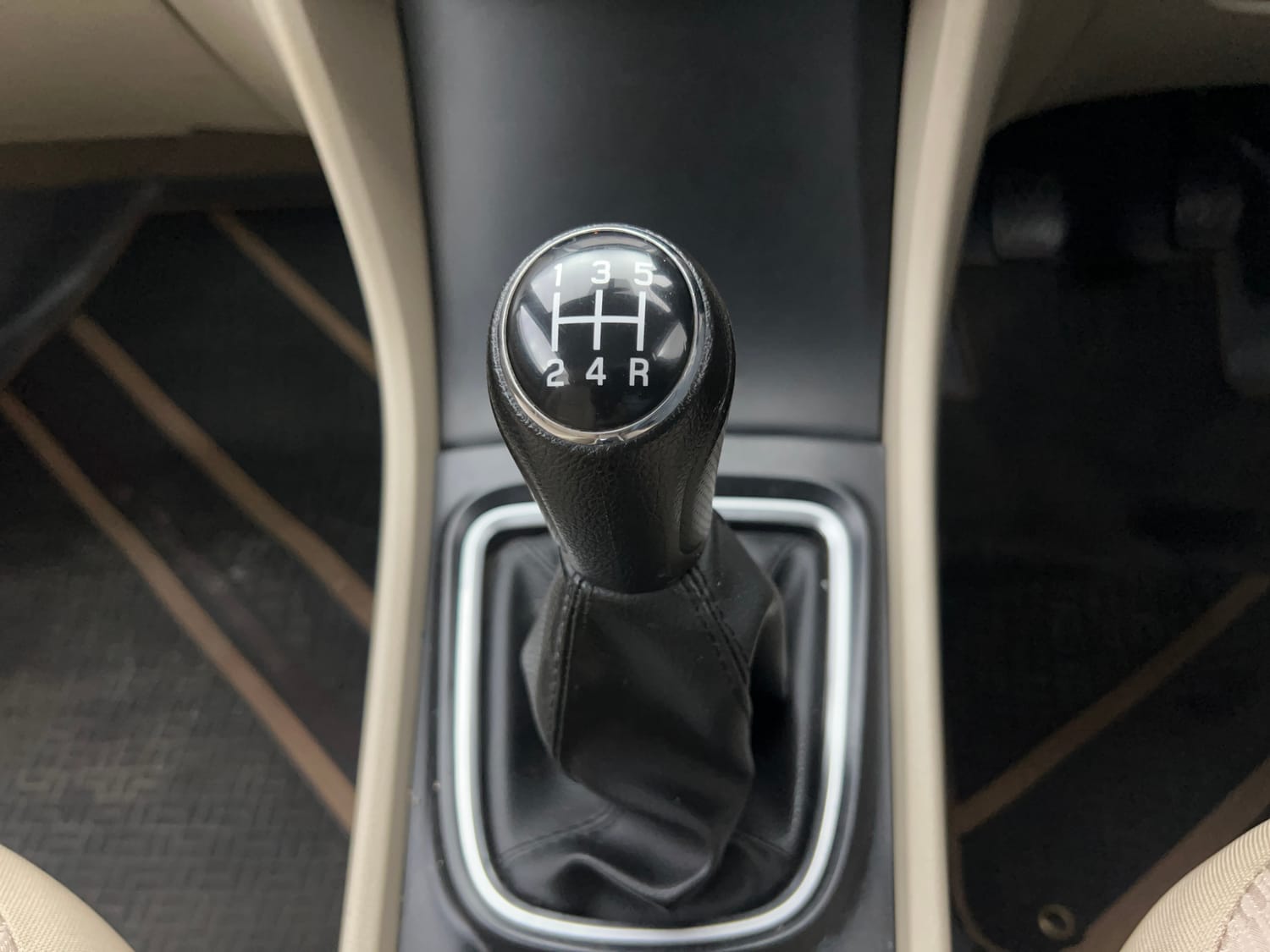 Used 2023 Maruti Suzuki Ciaz Zeta 1.5 Petrol Manual interior GEAR  KNOB VIEW