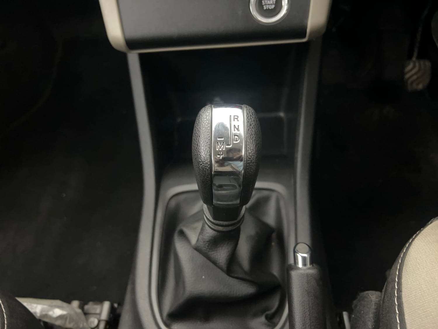 Used 2022 Renault Triber RXZ EASY-R AMT Dual Tone Petrol Automatic interior GEAR  KNOB VIEW