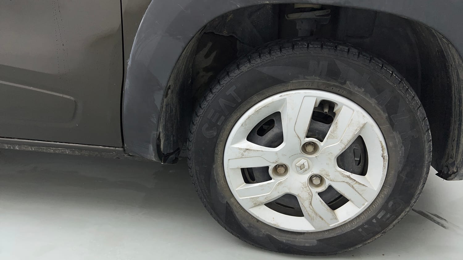 Used 2019 Renault Kwid RXT (O) 1.0 SCE Edition Petrol Manual tyres RIGHT FRONT TYRE RIM VIEW