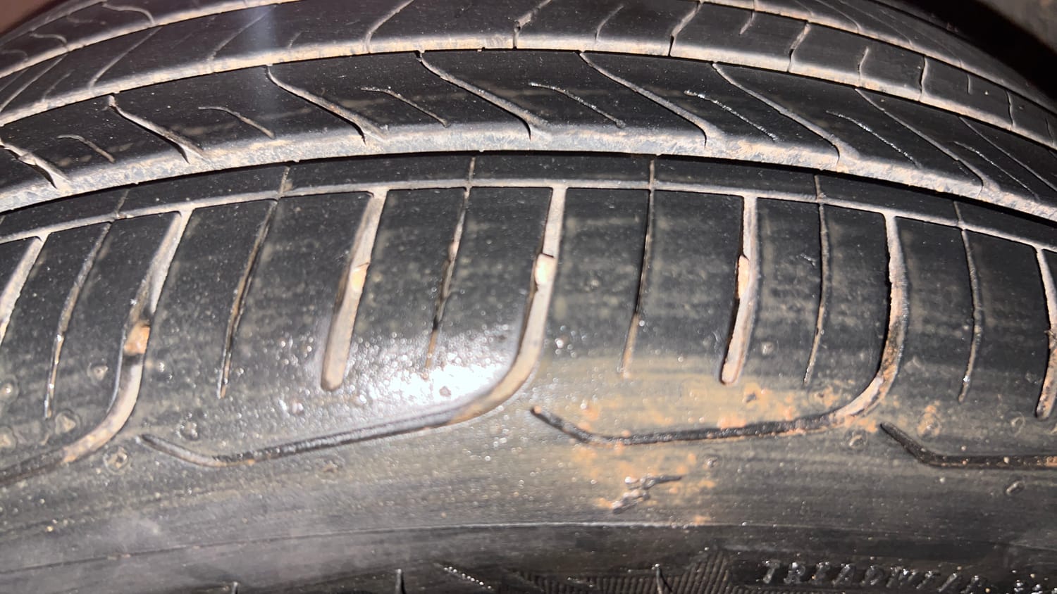 Used 2019 Volkswagen Ameo Highline Plus 1.0L (P) 16 Alloy Petrol Manual tyres RIGHT FRONT TYRE TREAD VIEW