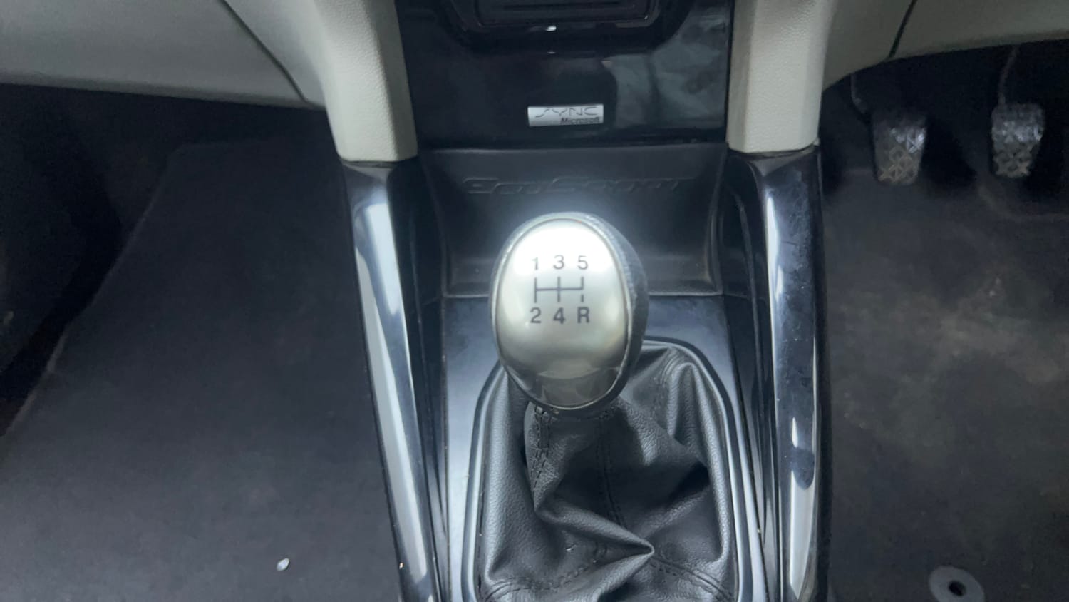 Used 2014 Ford EcoSport Titanium 1.5 TDCi Diesel Manual interior GEAR  KNOB VIEW