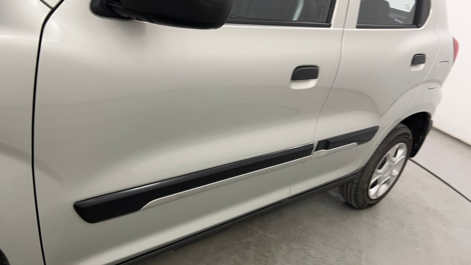 Used 2024 Maruti Suzuki S-Presso VXi (O) AMT Petrol Automatic dents MINOR SCRATCH