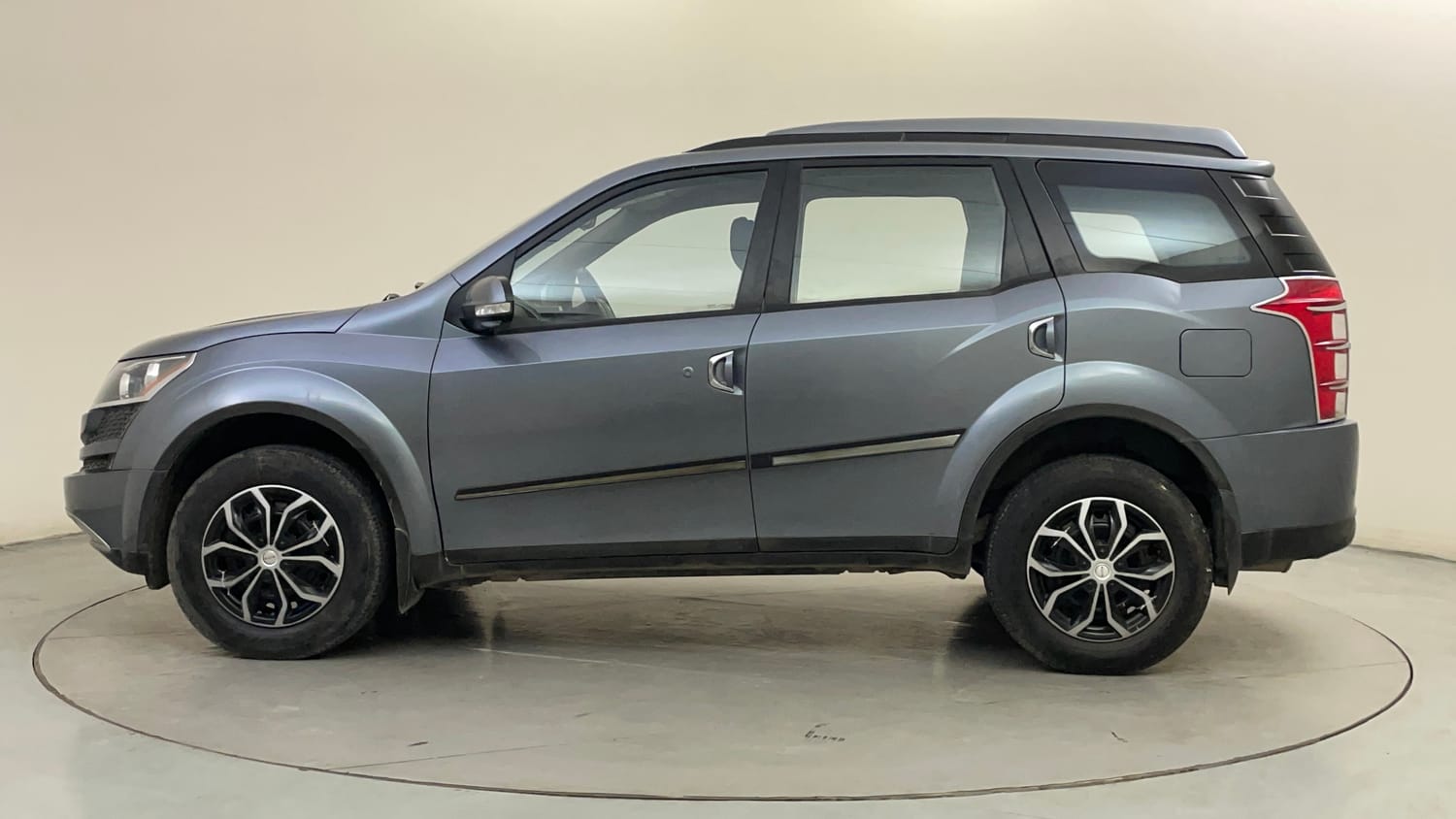 Used 2015 Mahindra XUV500 W6 Diesel Manual exterior LEFT SIDE VIEW