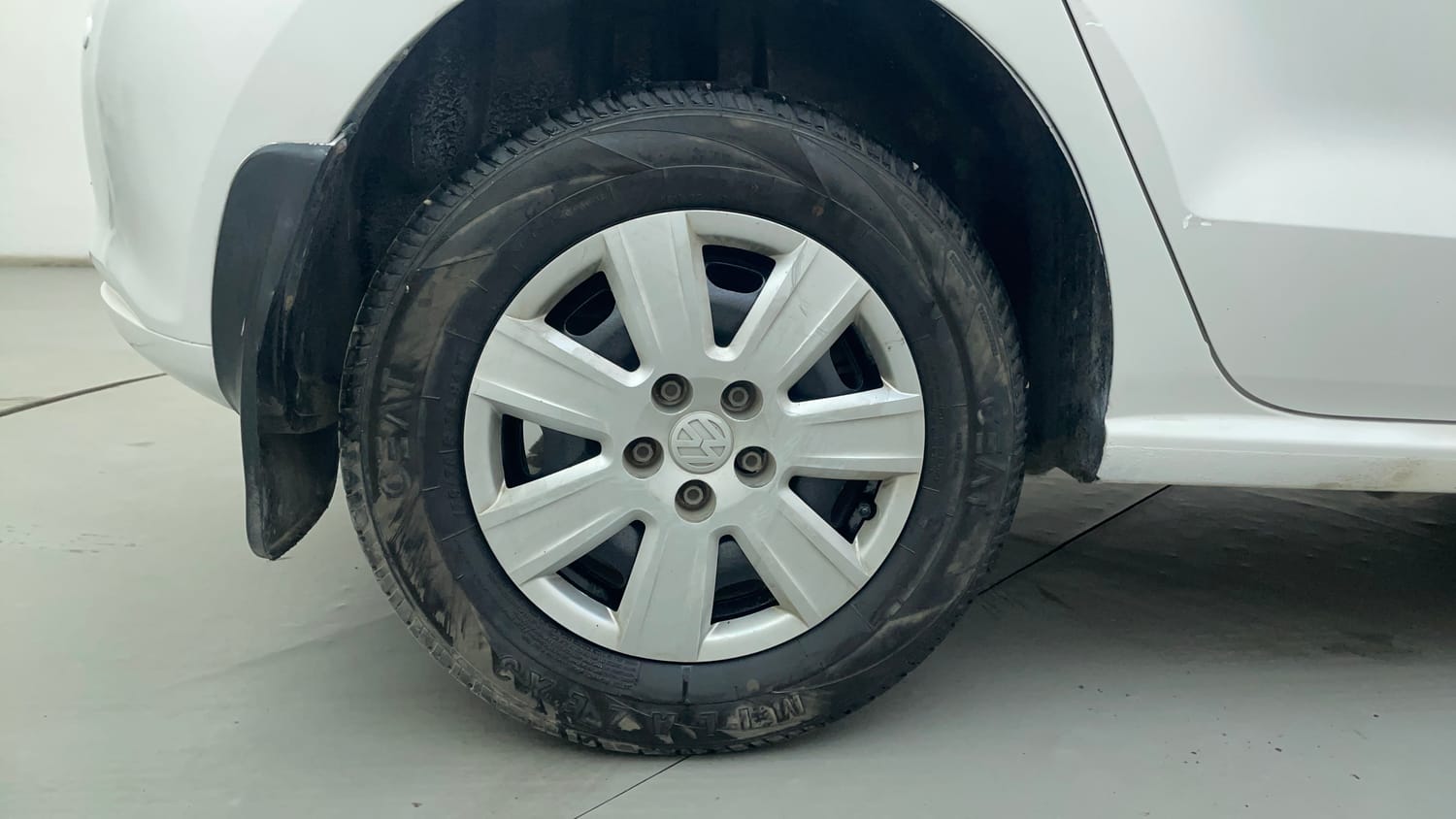 Used 2013 Volkswagen Polo Trendline 1.2L (P) Petrol Manual tyres RIGHT REAR TYRE RIM VIEW