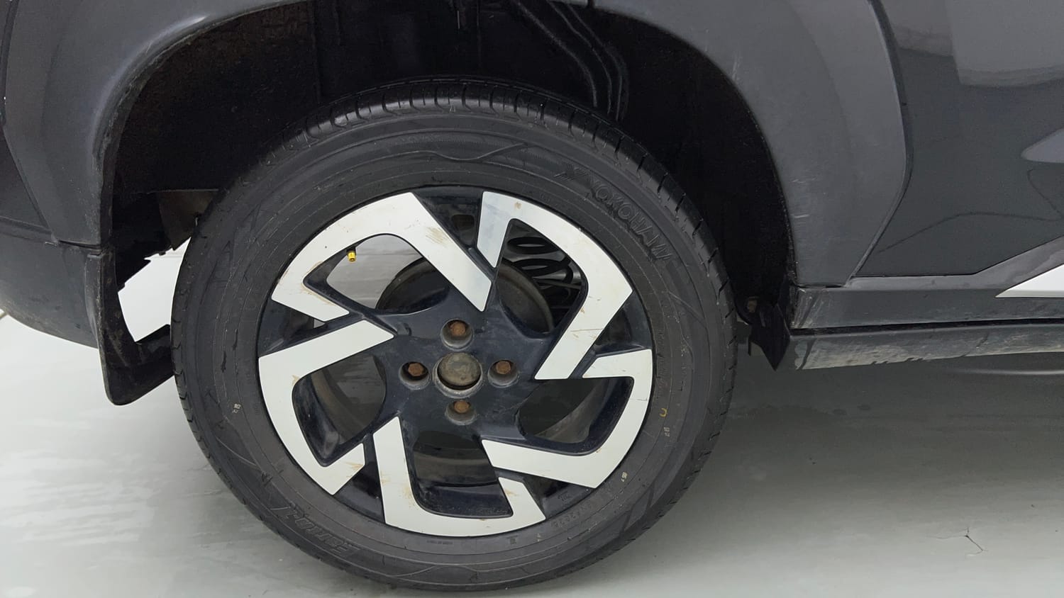 Used 2021 Nissan Magnite XV Turbo CVT Petrol Automatic tyres RIGHT REAR TYRE RIM VIEW