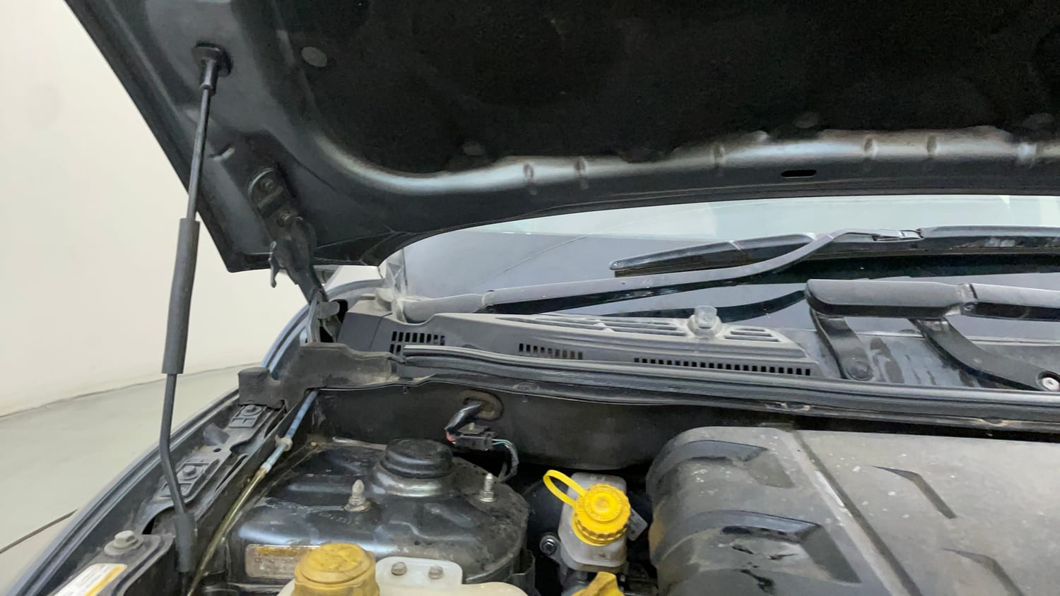 Used 2015 Mahindra XUV500 W6 Diesel Manual engine ENGINE RIGHT SIDE HINGE & APRON VIEW