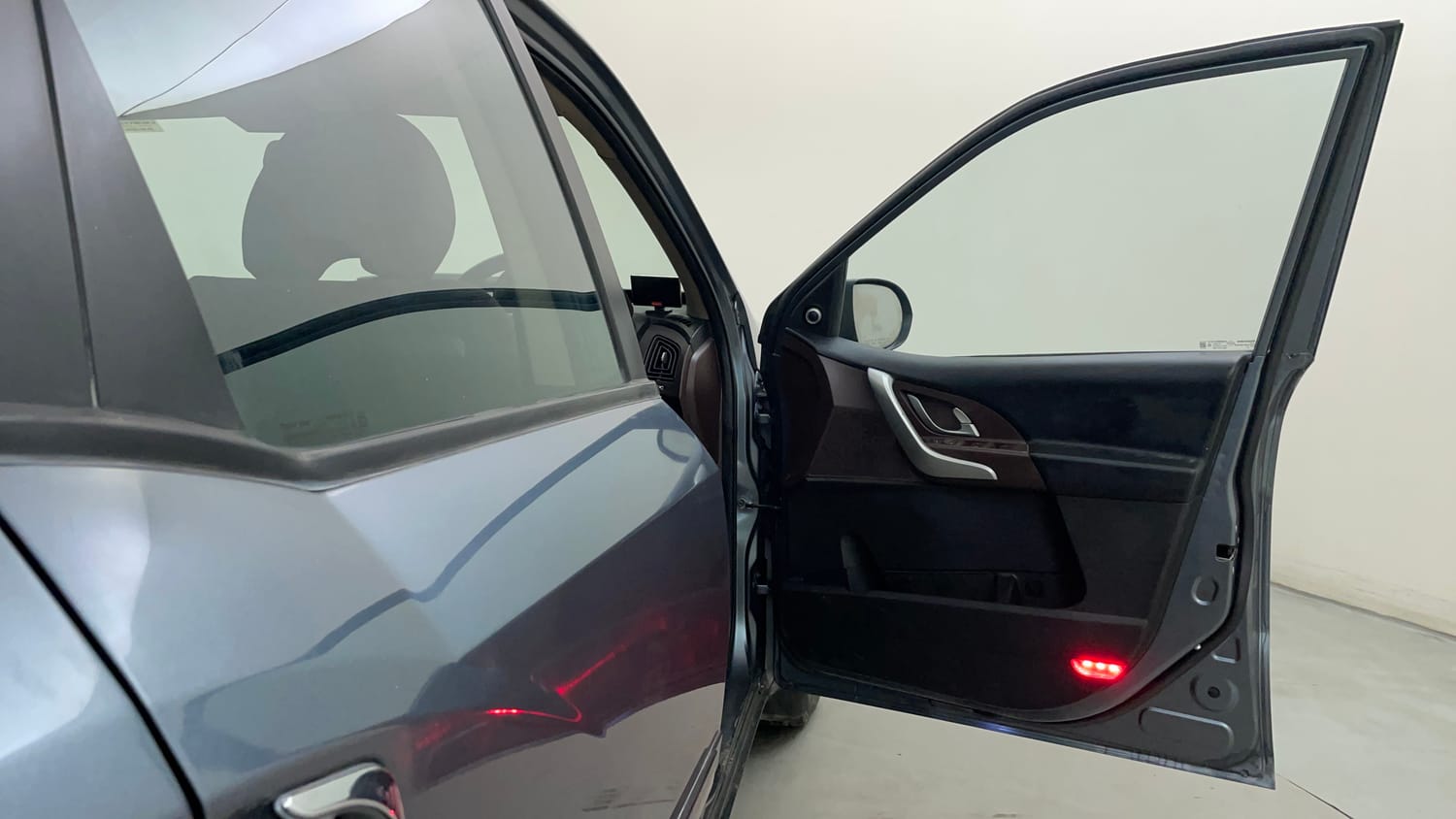 Used 2015 Mahindra XUV500 W6 Diesel Manual interior RIGHT FRONT DOOR OPEN VIEW
