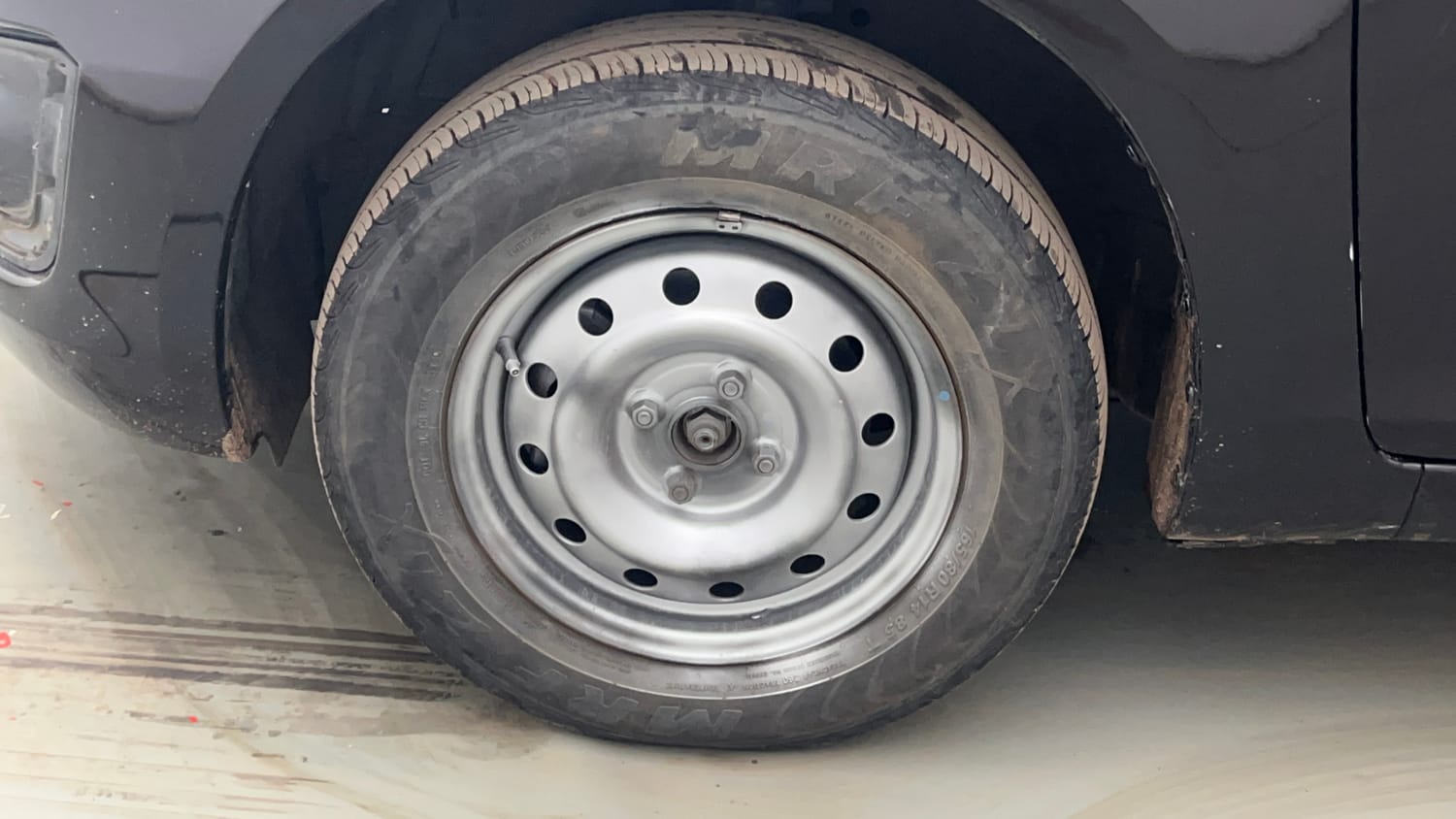 Used 2016 Maruti Suzuki Swift VXi Petrol Manual tyres LEFT FRONT TYRE RIM VIEW