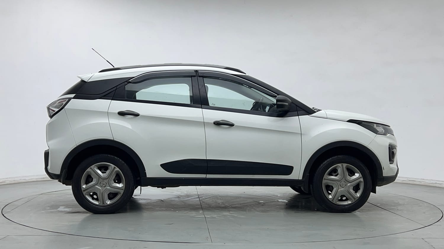 Used 2023 Tata Nexon XM S Petrol + CNG(Outside Fitted) Cng Manual exterior RIGHT SIDE VIEW
