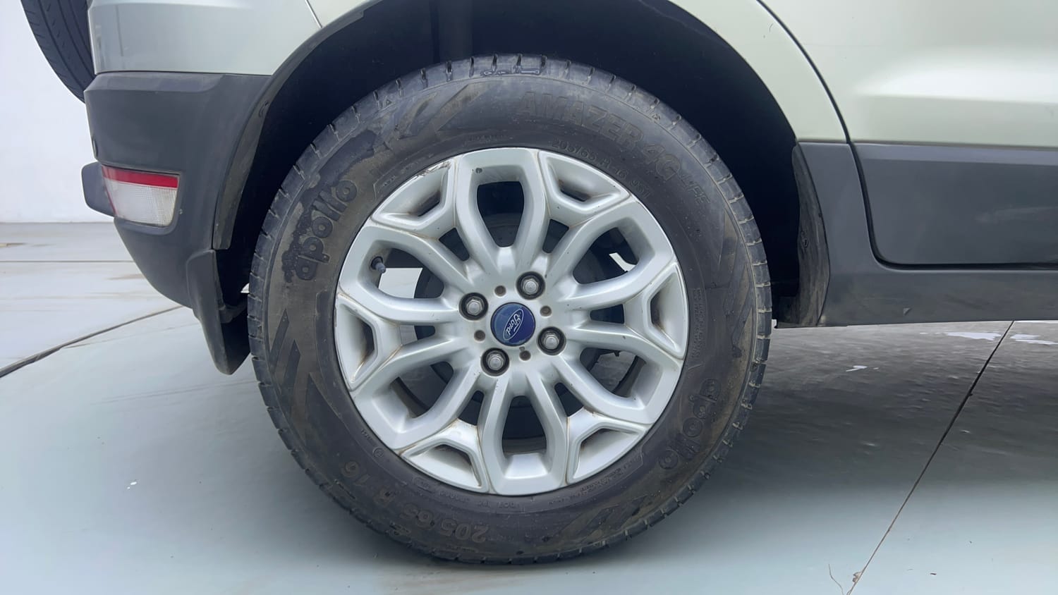 Used 2014 Ford EcoSport Titanium 1.5 TDCi Diesel Manual tyres RIGHT REAR TYRE RIM VIEW