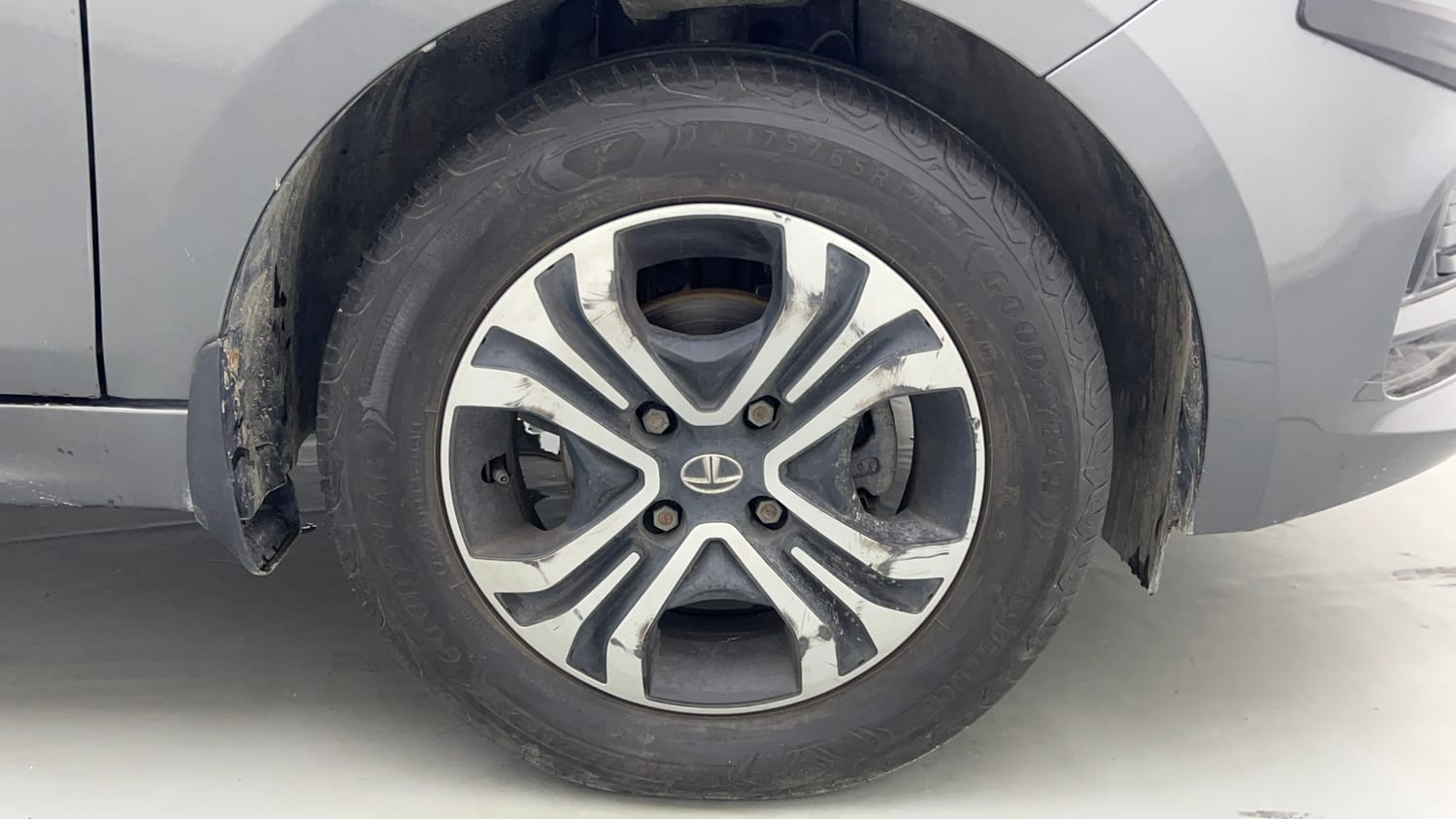 Used 2024 Tata Tiago XT Petrol Manual tyres RIGHT FRONT TYRE RIM VIEW
