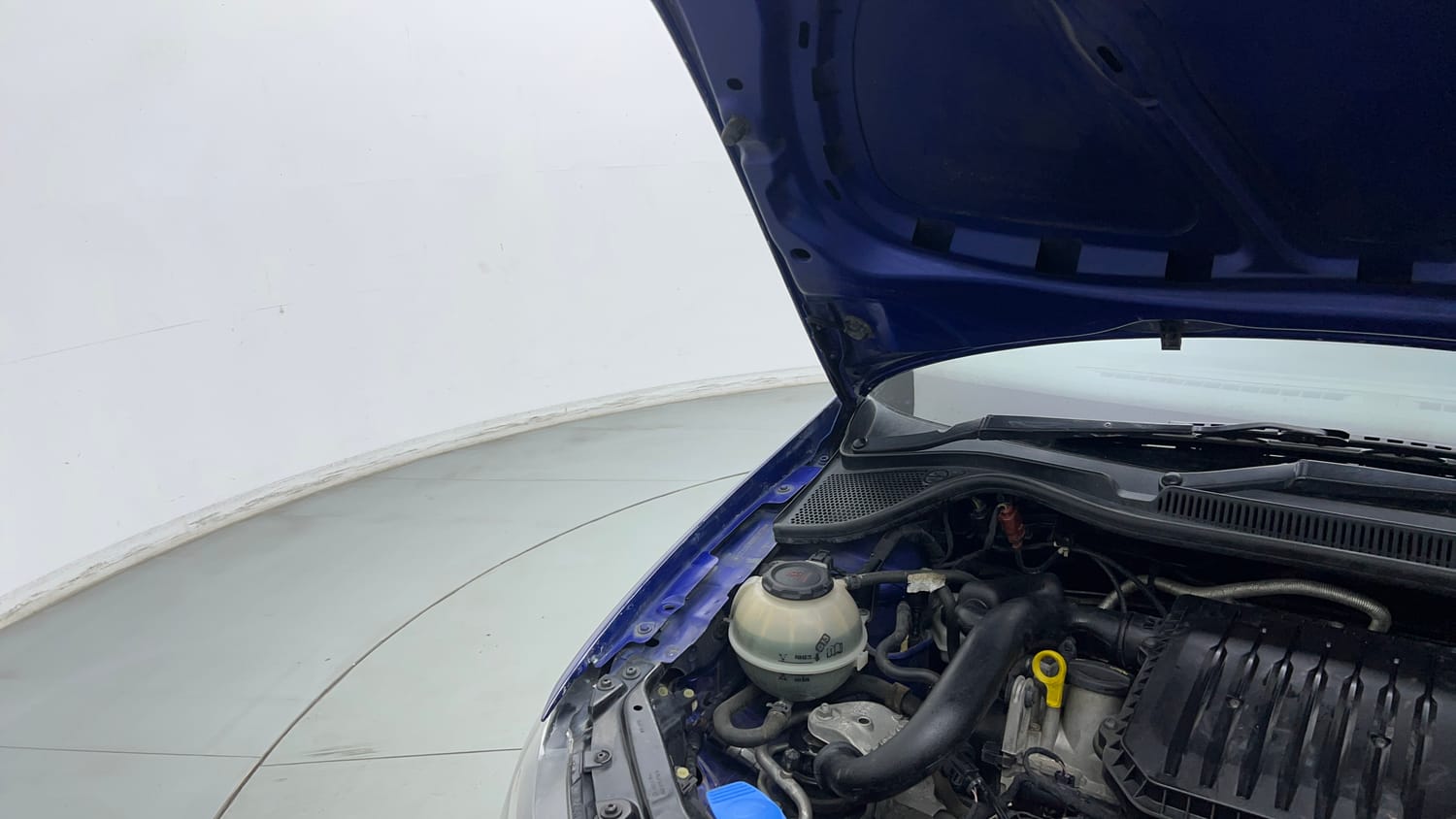 Used 2019 Volkswagen Ameo Trendline 1.0L (P) Petrol Manual engine ENGINE RIGHT SIDE HINGE & APRON VIEW