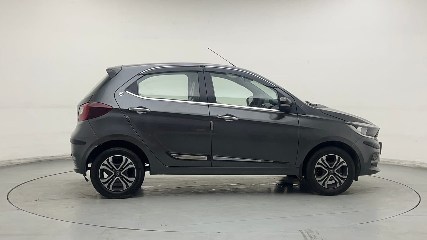 Used 2024 Tata Tiago XT Petrol Manual exterior RIGHT SIDE VIEW
