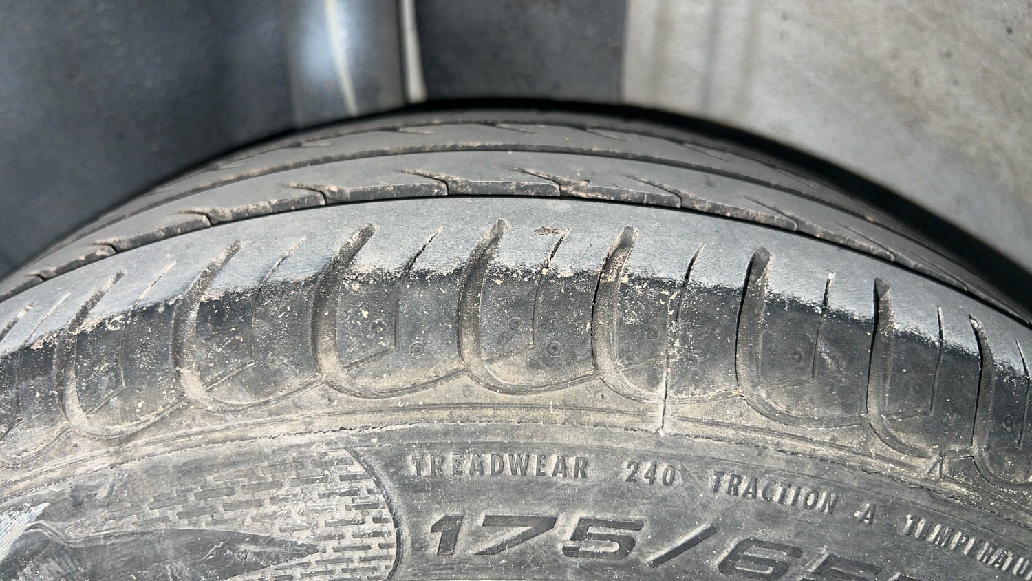 Used 2015 Ford Figo Duratec Petrol ZXI 1.2 Petrol Manual tyres RIGHT REAR TYRE TREAD VIEW