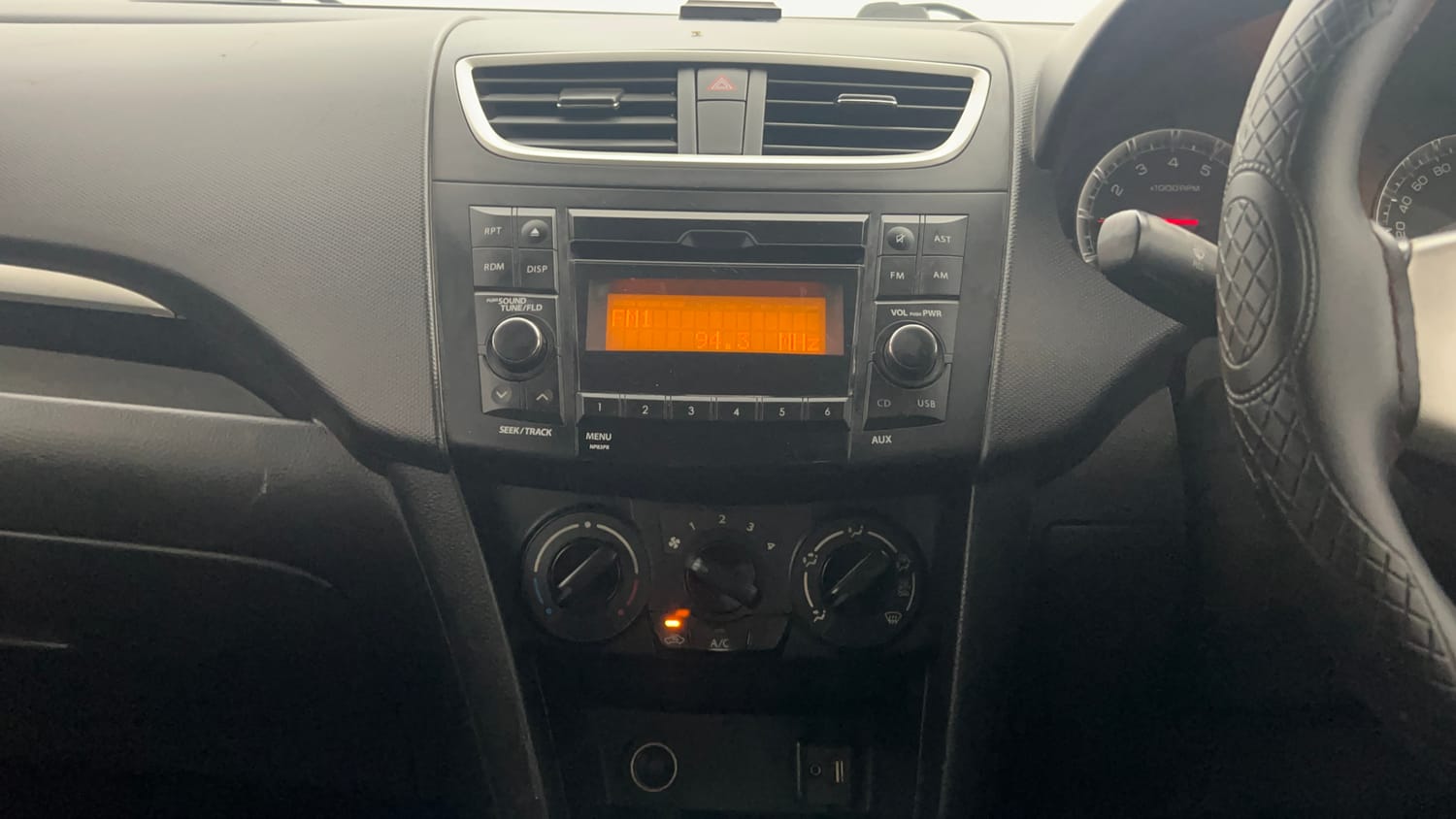 Used 2016 Maruti Suzuki Swift VXi Petrol Manual top_features Integrated (in-dash) music system