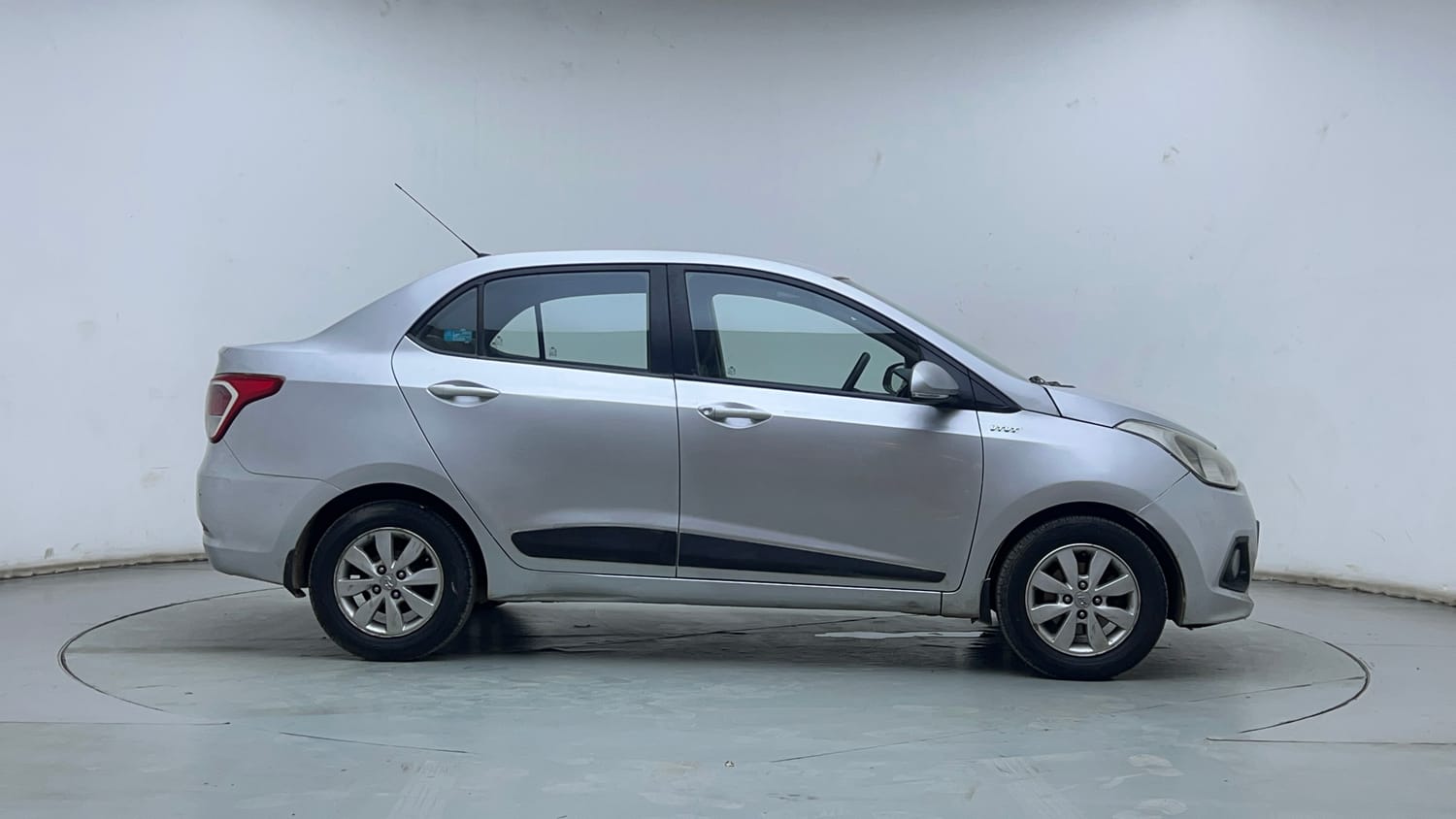 Used 2015 Hyundai Xcent S 1.2 (O) Petrol Manual exterior RIGHT SIDE VIEW