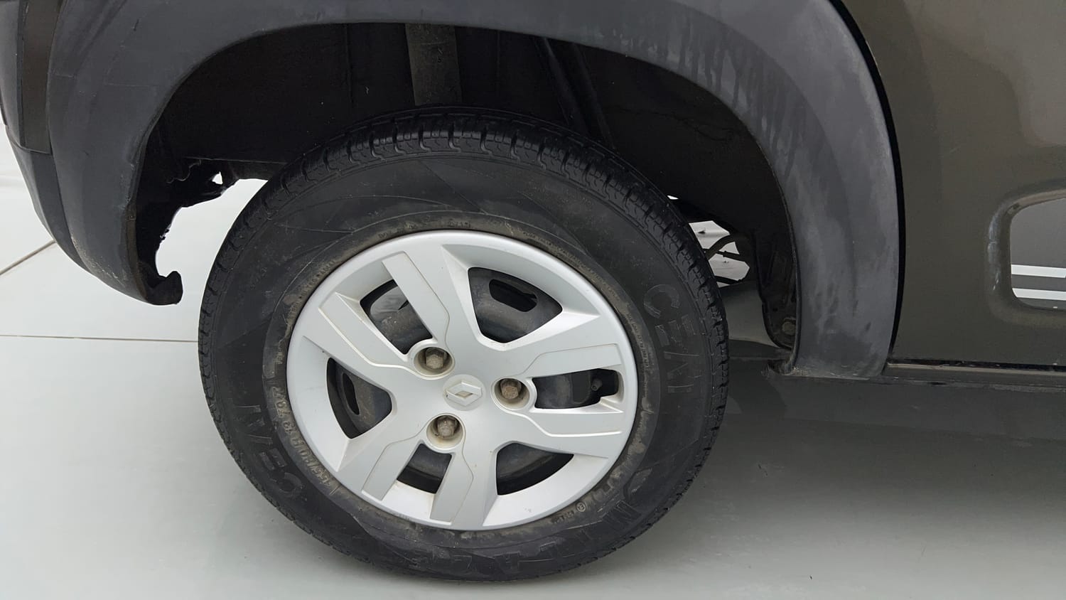 Used 2019 Renault Kwid RXT (O) 1.0 SCE Edition Petrol Manual tyres RIGHT REAR TYRE RIM VIEW