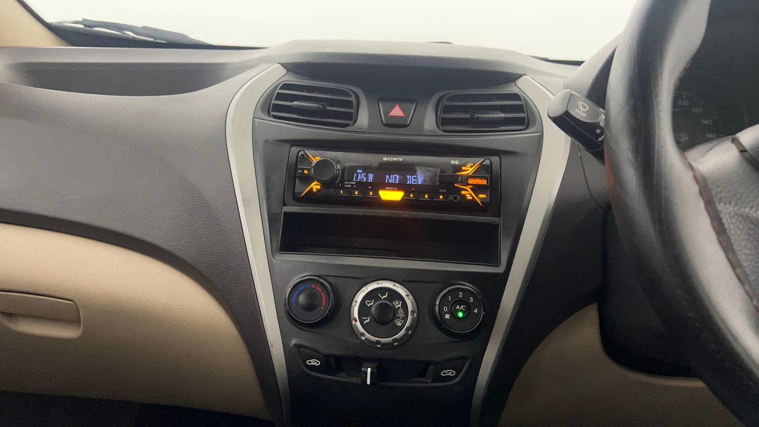 Used 2017 Hyundai Eon Era + Petrol Manual interior MUSIC SYSTEM & AC CONTROL VIEW